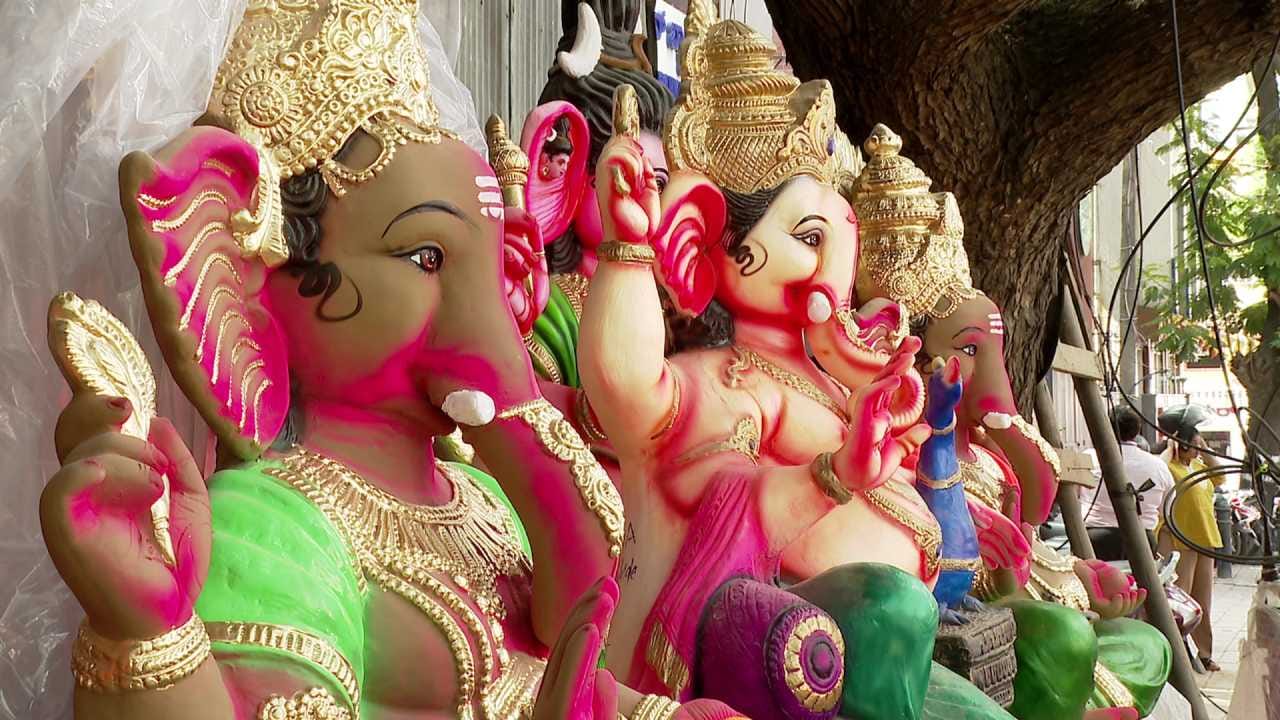 ಬೆಂಗಳೂರಿನಲ್ಲಿ ಗಣೇಶ ಚತುರ್ಥಿಗೆ ದಿನಗಣನೆ ಆರಂಭವಾಗಿದ್ದು, ಎಲ್ಲೆಡೆ ಹಬ್ಬದ ವಾತಾವರಣ ಮನೆಮಾಡಿದೆ. ಬಸವನಗುಡಿ, ಮಲ್ಲೇಶ್ವರಂ ಹಾಗೂ ಯಶವಂತಪುರ ಮಾರುಕಟ್ಟೆಗಳಿಗೆ ಆಕರ್ಷಕ ಮೂರ್ತಿಗಳು ಆಗಮಿಸಿವೆ. ಸಾರ್ವಜನಿಕರು ಪೂಜೆಗೆ ಅಗತ್ಯವಿರುವ ಮೂರ್ತಿಗಳನ್ನು ಖರೀದಿಸಲು ಉತ್ಸಾಹದಿಂದ ಧಾವಿಸುತ್ತಿದ್ದು, ವ್ಯಾಪಾರ ಚುರುಕುಗೊಂಡಿದೆ.