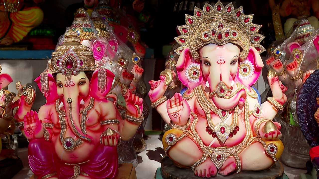 ಬೆಂಗಳೂರಿನ ಮಾರುಕಟ್ಟೆಗಳಲ್ಲಿ ಈ ಬಾರಿ ಪರಿಸರ ಸ್ನೇಹಿ ಮಣ್ಣಿನ ಗಣಪತಿಗಳಿಗೆ ಭಾರಿ ಬೇಡಿಕೆ ವ್ಯಕ್ತವಾಗಿದೆ. ಬಾಲ ಗಣೇಶ, ಈಶ್ವರ ಗಣೇಶ, ಮಹಾರಾಜ ಗಣೇಶ ಹಾಗೂ ನವಿಲಿನ ಮೇಲೆ ಕುಳಿತಿರುವ ಭಿನ್ನ ಥೀಮ್ಗಳ ಮೂರ್ತಿಗಳು ಗಮನ ಸೆಳೆಯುತ್ತಿವೆ. ಸಾರ್ವಜನಿಕರು ಈ ವೈವಿಧ್ಯಮಯ ಮಣ್ಣಿನ ಗಣಪತಿಗಳನ್ನು ಆದರದಿಂದ ಖರೀದಿಸುತ್ತಿದ್ದಾರೆ.