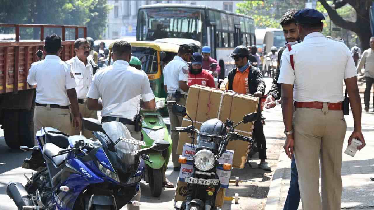 ಟ್ರಾಫಿಕ್ ರೂಲ್ಸ್ ಉಲ್ಲಂಘನೆ ಮಾಡಿದ್ರೆ ಹುಷಾರ್: ಕಠಿಣ ಕ್ರಮಕ್ಕೆ ಪಾಯಿಂಟ್ ಬೇಸ್ಡ್ ಸಿಸ್ಟಮ್ ಜಾರಿಗೆ ಚಿಂತನೆ ಟ್ರಾಫಿಕ್ ರೂಲ್ಸ್ ಉಲ್ಲಂಘನೆ ಮಾಡಿದ್ರೆ ಹುಷಾರ್: ಕಠಿಣ ಕ್ರಮಕ್ಕೆ ಪಾಯಿಂಟ್ ಬೇಸ್ಡ್ ಸಿಸ್ಟಮ್ ಜಾರಿಗೆ ಚಿಂತನೆ