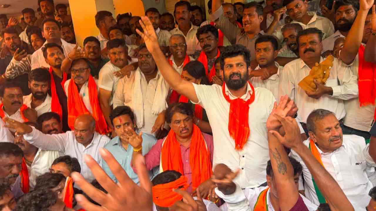 ಪೊಲೀಸ್ ಅಧಿಕಾರಿಗಳ ಜೊತೆಗಿನ ಸಭೆ ವಿಫಲ: ಟಿ.ನರಸೀಪುರ ಠಾಣೆ ಮುಂದೆ ಅಹೋರಾತ್ರಿ ಧರಣಿಗೆ ಬಿಜೆಪಿ ಕರೆ ಪೊಲೀಸ್ ಅಧಿಕಾರಿಗಳ ಜೊತೆಗಿನ ಸಭೆ ವಿಫಲ: ಟಿ.ನರಸೀಪುರ ಠಾಣೆ ಮುಂದೆ ಅಹೋರಾತ್ರಿ ಧರಣಿಗೆ ಬಿಜೆಪಿ ಕರೆ