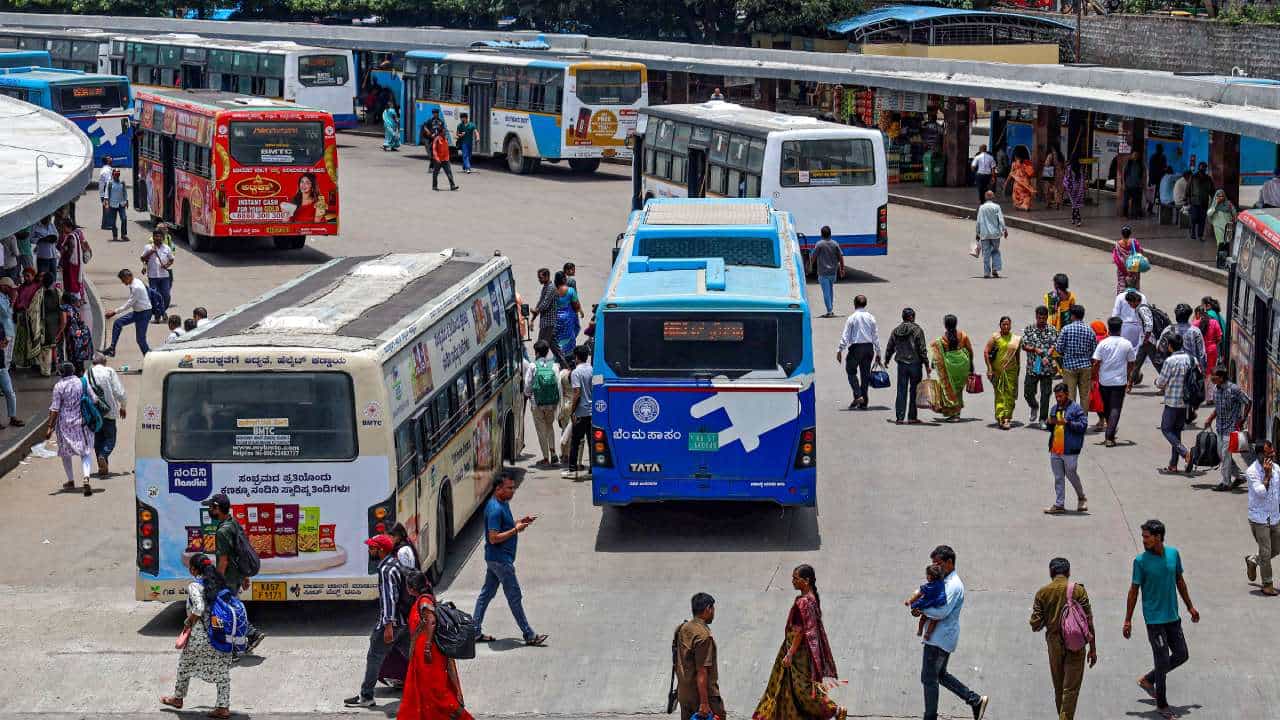 ಬೆಂಗಳೂರಿಗರಿಗೆ ಗುಡ್ನ್ಯೂಸ್: ಬಡಾವಣೆಗಳಿಂದ ಮೆಟ್ರೋಗೆ ಸಂಪರ್ಕ ಕಲ್ಪಿಸಲು 200 ಹೊಸ ಎಸಿ ಮಿನಿ ಬಸ್! ಬೆಂಗಳೂರಿಗರಿಗೆ ಗುಡ್ನ್ಯೂಸ್: ಬಡಾವಣೆಗಳಿಂದ ಮೆಟ್ರೋಗೆ ಸಂಪರ್ಕ ಕಲ್ಪಿಸಲು 200 ಹೊಸ ಎಸಿ ಮಿನಿ ಬಸ್!