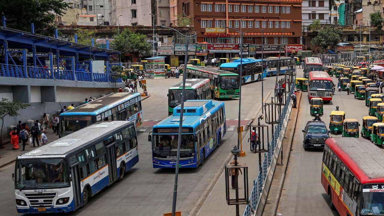 4,500 ಇವಿ ಬಸ್ ಸೇರ್ಪಡೆಗೆ ಅಸ್ತು: ಬಿಎಂಟಿಸಿ ಚಾಲಕರನ್ನೇ ನೇಮಿಸಲು ನೌಕರರ ಪಟ್ಟು, ಹೋರಾಟದ ಎಚ್ಚರಿಕೆ 4,500 ಇವಿ ಬಸ್ ಸೇರ್ಪಡೆಗೆ ಅಸ್ತು: ಬಿಎಂಟಿಸಿ ಚಾಲಕರನ್ನೇ ನೇಮಿಸಲು ನೌಕರರ ಪಟ್ಟು, ಹೋರಾಟದ ಎಚ್ಚರಿಕೆ