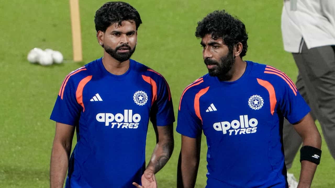 ಭಾರತ ಮತ್ತು ಅಫ್ಘಾನಿಸ್ತಾನ ನಡುವಿನ ಮೂರು ಪಂದ್ಯಗಳ ಟಿ20 ಸರಣಿ ಸೆಪ್ಟೆಂಬರ್ 13 ರಂದು ಆರಂಭವಾಗಲಿದೆ. ಈ ಸರಣಿಗೆ ಟೀಂ ಇಂಡಿಯಾದ ಅನುಭವಿ ವೇಗಿ ಜಸ್ಪ್ರೀತ್ ಬುಮ್ರಾ ಅವರನ್ನು ತಂಡದಲ್ಲಿ ಆಯ್ಕೆ ಮಾಡಲಾಗಿದೆ. ಜುಲೈ ತಿಂಗಳಲ್ಲಿ ಇಂಗ್ಲೆಂಡ್ ವಿರುದ್ಧದ ಏಕದಿನ ಸರಣಿಯ ವೇಳೆ ಗಾಯಕ್ಕೆ ತುತ್ತಾಗಿದ್ದ ಬುಮ್ರಾ ಅಂದಿನಿಂದ ತಂಡದಿಂದ ಹೊರಗುಳಿದಿದ್ದರು(PC-PTI).
