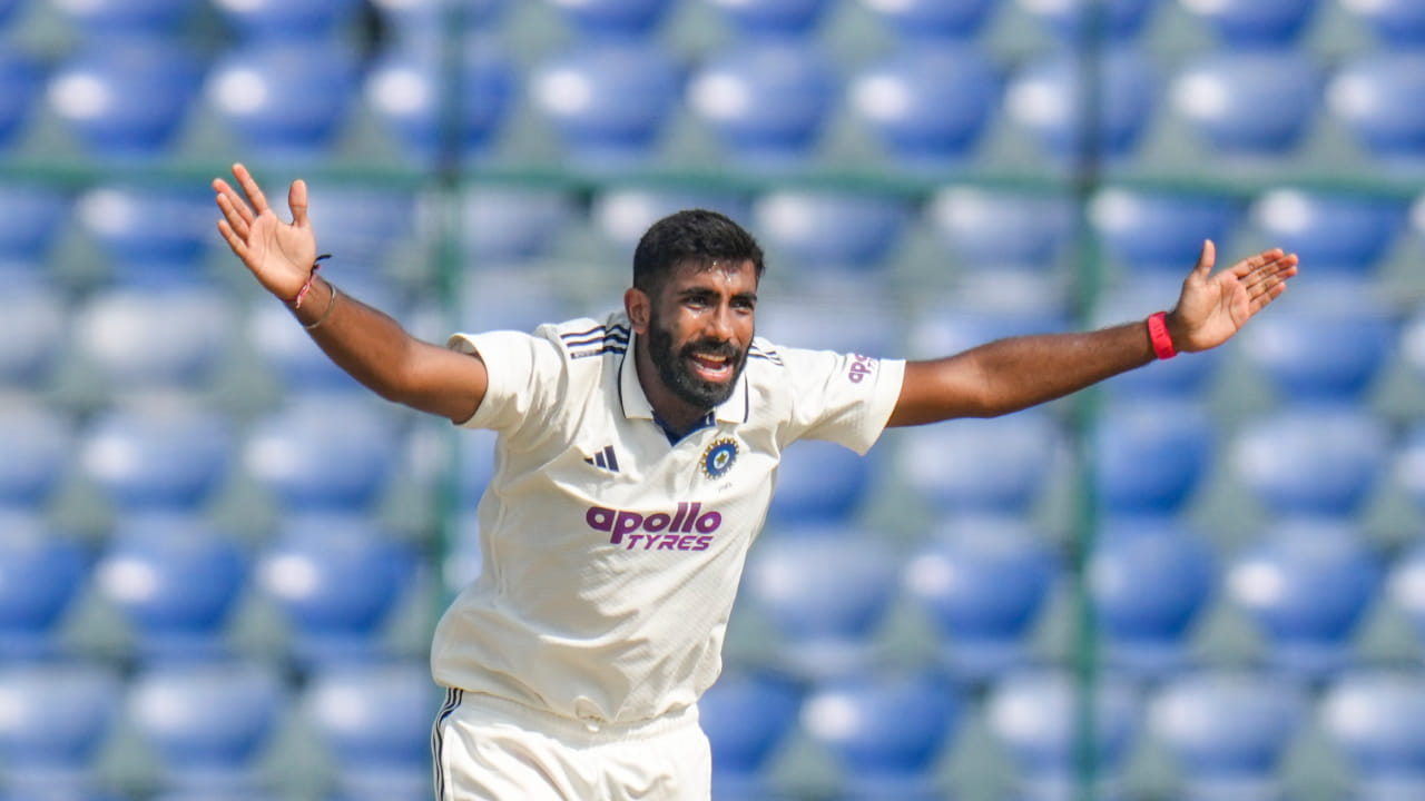 ಗಾಯದ ಕಾರಣದಿಂದಾಗಿ ಕಳೆದ ಮೂರು ಟೆಸ್ಟ್ ಪಂದ್ಯಗಳನ್ನು ಆಡದ ಬುಮ್ರಾ ಐಸಿಸಿ ಬೌಲಿಂಗ್ ಶ್ರೇಯಾಂಕದಲ್ಲಿ ಮೂರನೇ ಸ್ಥಾನಕ್ಕೆ ಕುಸಿದಿದ್ದಾರೆ. ನ್ಯೂಜಿಲೆಂಡ್ ವೇಗಿ ಮ್ಯಾಟ್ ಹೆನ್ರಿ ಬುಮ್ರಾ ಅವರನ್ನು ಹಿಂದಿಕ್ಕಿ ಎರಡನೇ ಸ್ಥಾನಕ್ಕೆ ತಲುಪಿದ್ದಾರೆ. ಬುಮ್ರಾ ಮೈದಾನಕ್ಕೆ ಇಳಿಯದ ಕಾರಣ ರ್ಯಾಂಕಿಂಗ್ ಪಟ್ಟಿಯಲ್ಲಿ ಕುಸಿತ ಕಂಡಿದ್ದಾರೆ(PC-PTI).