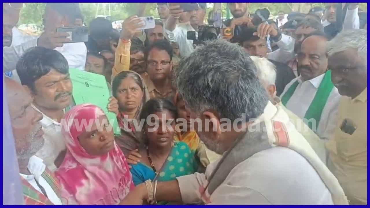 ಭೀಕರ ಬರಕ್ಕೆ ಬೆಳೆಗಳು ಸರ್ವನಾಶ, ಕಂಗಾಲಾದ ರೈತ: ಬರಪೀಡಿತ ತಾಲೂಕು ಘೋಷಣೆಯಲ್ಲೂ ತಾರತಮ್ಯದ ಆರೋಪ ಭೀಕರ ಬರಕ್ಕೆ ಬೆಳೆಗಳು ಸರ್ವನಾಶ, ಕಂಗಾಲಾದ ರೈತ: ಬರಪೀಡಿತ ತಾಲೂಕು ಘೋಷಣೆಯಲ್ಲೂ ತಾರತಮ್ಯದ ಆರೋಪ