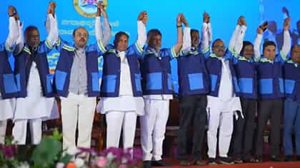 ಪೌರ ಕಾರ್ಮಿಕರ ಸಮವಸ್ತ್ರ ಧರಿಸಿ ಗೌರವ ಸಲ್ಲಿಸಿದ ಡಿಕೆ ಶಿವಕುಮಾರ್
