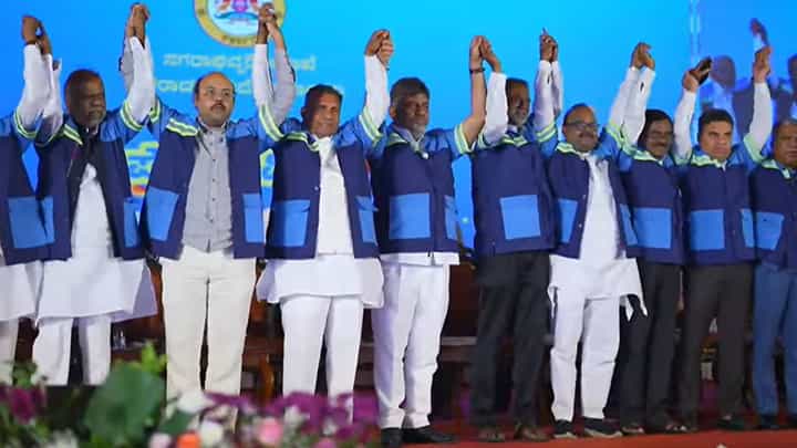 ಪೌರ ಕಾರ್ಮಿಕರ ದಿನಾಚರಣೆ: ಸಮವಸ್ತ್ರ ಧರಿಸಿ ಸ್ವಚ್ಛತಾ ಯೋಧರಿಗೆ ಗೌರವ ಸಲ್ಲಿಸಿದ ಡಿಕೆ ಶಿವಕುಮಾರ್ ಪೌರ ಕಾರ್ಮಿಕರ ದಿನಾಚರಣೆ: ಸಮವಸ್ತ್ರ ಧರಿಸಿ ಸ್ವಚ್ಛತಾ ಯೋಧರಿಗೆ ಗೌರವ ಸಲ್ಲಿಸಿದ ಡಿಕೆ ಶಿವಕುಮಾರ್