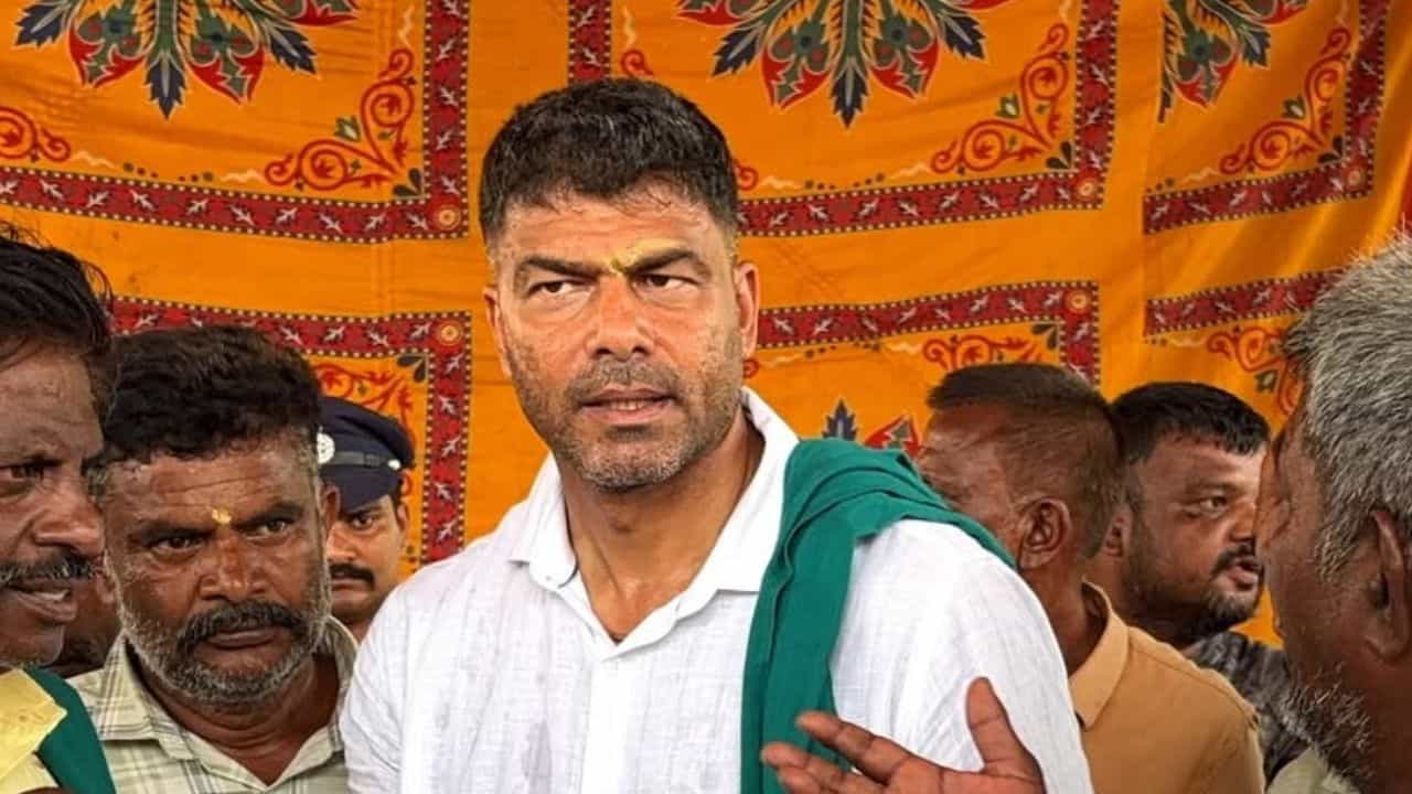 ದರ್ಶನ್ ಪುಟ್ಟಣ್ಣಯ್ಯ ಪದೇ ಪದೇ ಅಮೆರಿಕಕ್ಕೆ ತೆರಳುವ ಆರೋಪ: ಶಾಸಕರ ಭೇಟಿಯಾಗಲು ಉಚಿತ ವೀಸಾಗೆ ಆಗ್ರಹಿಸಿ ಡಿಸಿಗೆ ಕ್ಷೇತ್ರದ ಜನರಿಂದ ಮನವಿ ದರ್ಶನ್ ಪುಟ್ಟಣ್ಣಯ್ಯ ಪದೇ ಪದೇ ಅಮೆರಿಕಕ್ಕೆ ತೆರಳುವ ಆರೋಪ: ಶಾಸಕರ ಭೇಟಿಯಾಗಲು ಉಚಿತ ವೀಸಾಗೆ ಆಗ್ರಹಿಸಿ ಡಿಸಿಗೆ ಕ್ಷೇತ್ರದ ಜನರಿಂದ ಮನವಿ