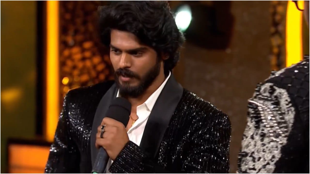 ಗಿನ್ನೆಸ್ ದಾಖಲೆ ಬರೆದ ಧನುಷ್ ಅವರು ದೊಡ್ಮನೆಗೆ ಎಂಟ್ರಿ ಕೊಟ್ಟಿದ್ದಾರೆ. ವಿವಿಧ ದೇಶಗಳಿಂದ ಸೈಕಲ್ ಹೊಡೆದು ಅವರು ಈ ದಾಖಲೆ ಬರೆದಿದ್ದರು. ಅವರು ಅಗ್ನಿಪರೀಕ್ಷೆಗೆ ಬಂದು ಈಗ ದೊಡ್ಮನೆಗೆ ಎಂಟ್ರಿ ಕೊಟ್ಟಿದ್ದಾರೆ. 