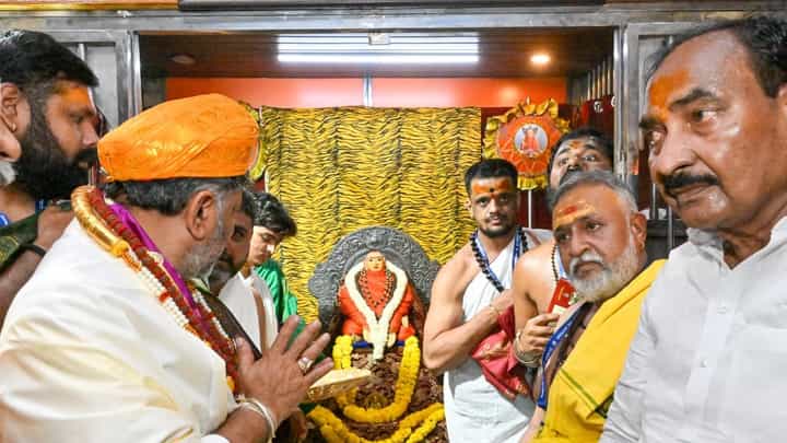 ಸುಪ್ರಸಿದ್ಧ ಗಾಣಗಾಪುರ ದೇವಸ್ಥಾನಕ್ಕೆ ಮುಖ್ಯಮಂತ್ರಿ ಡಿ.ಕೆ. ಶಿವಕುಮಾರ್ ಭೇಟಿ ಸುಪ್ರಸಿದ್ಧ ಗಾಣಗಾಪುರ ದೇವಸ್ಥಾನಕ್ಕೆ ಮುಖ್ಯಮಂತ್ರಿ ಡಿ.ಕೆ. ಶಿವಕುಮಾರ್ ಭೇಟಿ