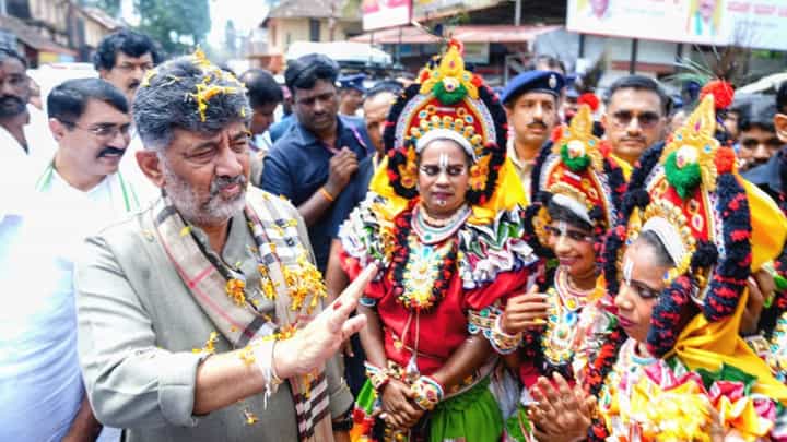 ಕದ್ರಿ ಮಂಜುನಾಥ ದೇವಸ್ಥಾನಕ್ಕೆ ಸಿಎಂ ಡಿ.ಕೆ. ಶಿವಕುಮಾರ್ ಭೇಟಿ: ಸಿಎಂಗೆ ಹೂಮಳೆಗರೆದು ಸ್ವಾಗತ ಕದ್ರಿ ಮಂಜುನಾಥ ದೇವಸ್ಥಾನಕ್ಕೆ ಸಿಎಂ ಡಿ.ಕೆ. ಶಿವಕುಮಾರ್ ಭೇಟಿ: ಸಿಎಂಗೆ ಹೂಮಳೆಗರೆದು ಸ್ವಾಗತ