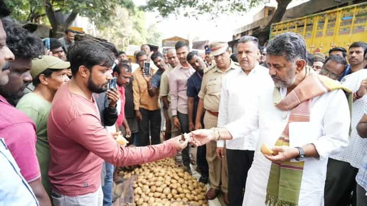 ಯಶವಂತಪುರ ಎಪಿಎಂಸಿಗೆ ಸಿಎಂ ಭೇಟಿ: ಖುದ್ದು ಆಲೂಗಡ್ಡೆ ಕತ್ತರಿಸಿ ಪರಿಶೀಲನೆ ನಡೆಸಿದ ಡಿಕೆ ಶಿವಕುಮಾರ್ ಯಶವಂತಪುರ ಎಪಿಎಂಸಿಗೆ ಸಿಎಂ ಭೇಟಿ: ಖುದ್ದು ಆಲೂಗಡ್ಡೆ ಕತ್ತರಿಸಿ ಪರಿಶೀಲನೆ ನಡೆಸಿದ ಡಿಕೆ ಶಿವಕುಮಾರ್