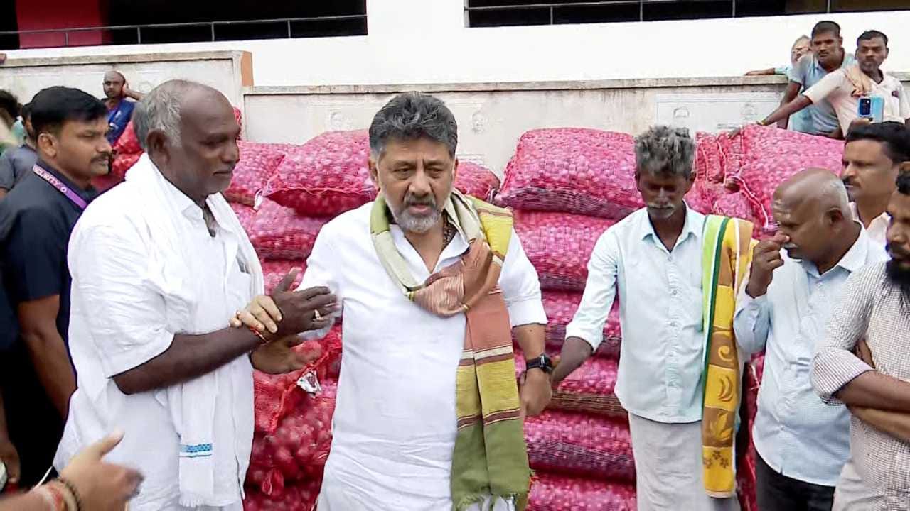 ಮಾರುಕಟ್ಟೆಯ ಈರುಳ್ಳಿ ಮಂಡಿಗೆ ಭೇಟಿ ನೀಡಿದ ಸಿಎಂ ಡಿ.ಕೆ. ಶಿವಕುಮಾರ್, ವ್ಯಾಪಾರಿಗಳು ಹಾಗೂ ರೈತರ ಬಳಿ ನೇರವಾಗಿ ಮಾಹಿತಿ ಪಡೆದರು. ಮಾರಾಟದ ವೇಳೆ ತೂಕದಲ್ಲಿ ಮೋಸ ಆಗುತ್ತಿದೆಯೇ ಎಂದು ರೈತರನ್ನು ವಿಚಾರಿಸಿದರು. ಇದಕ್ಕೆ ಉತ್ತರಿಸಿದ ರೈತರು ತೂಕದಲ್ಲಿ ಯಾವುದೇ ಮೋಸ ನಡೆಯುತ್ತಿಲ್ಲ ಎಂದು ಸ್ಪಷ್ಟಪಡಿಸಿದರಲ್ಲದೆ, ಕೃಷಿ ಸಚಿವರು ಮಾರುಕಟ್ಟೆಗೆ ಬರುತ್ತಿಲ್ಲವೆಂದು ದೂರು ನೀಡಿದರು.