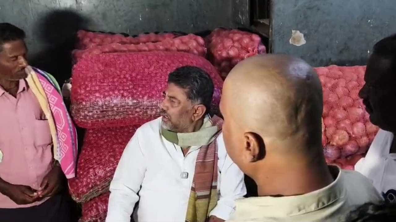 ಯಶವಂತಪುರ ಎಪಿಎಂಸಿ ಮಾರುಕಟ್ಟೆಗೆ ದಿಢೀರ್ ಭೇಟಿ ನೀಡಿದ ಸಿಎಂ ಡಿ.ಕೆ. ಶಿವಕುಮಾರ್, ಆಲೂಗಡ್ಡೆ ಮೂಟೆಯ ಮೇಲೆ ಕುಳಿತು ಹಾಸನ ಹಾಗೂ ಆಗ್ರಾದಿಂದ ಬಂದಿದ್ದ ಆಲೂಗಡ್ಡೆಗಳನ್ನು ಖುದ್ದು ಕತ್ತರಿಸಿ ಪರಿಶೀಲಿಸಿದರು. ಮಳೆ ಇಲ್ಲದೆ ಇಳುವರಿ ಕಡಿಮೆಯಾಗಿದೆ ಹಾಗೂ ಬೋರ್ವೆಲ್ ಇದ್ದರೂ ವಿದ್ಯುತ್ ಸಮಸ್ಯೆಯಿದೆ ಎಂದು ಹಾಸನದ ರೈತರು ತಮ್ಮ ಅಳಲನ್ನು ಸಿಎಂ ಬಳಿ ತೋಡಿಕೊಂಡರು.