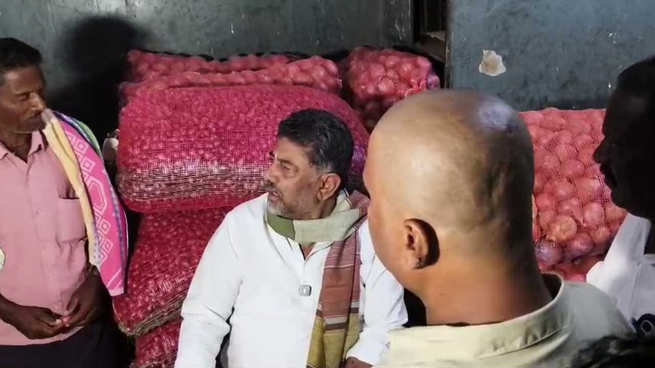ಯಶವಂತಪುರ ಎಪಿಎಂಸಿ ಮಾರುಕಟ್ಟೆಗೆ ದಿಢೀರ್ ಭೇಟಿ ನೀಡಿದ ಸಿಎಂ ಡಿ.ಕೆ. ಶಿವಕುಮಾರ್, ಆಲೂಗಡ್ಡೆ ಮೂಟೆಯ ಮೇಲೆ ಕುಳಿತು ಹಾಸನ ಹಾಗೂ ಆಗ್ರಾದಿಂದ ಬಂದಿದ್ದ ಆಲೂಗಡ್ಡೆಗಳನ್ನು ಖುದ್ದು ಕತ್ತರಿಸಿ ಪರಿಶೀಲಿಸಿದರು. ಮಳೆ ಇಲ್ಲದೆ ಇಳುವರಿ ಕಡಿಮೆಯಾಗಿದೆ ಹಾಗೂ ಬೋರ್ವೆಲ್ ಇದ್ದರೂ ವಿದ್ಯುತ್ ಸಮಸ್ಯೆಯಿದೆ ಎಂದು ಹಾಸನದ ರೈತರು ತಮ್ಮ ಅಳಲನ್ನು ಸಿಎಂ ಬಳಿ ತೋಡಿಕೊಂಡರು.