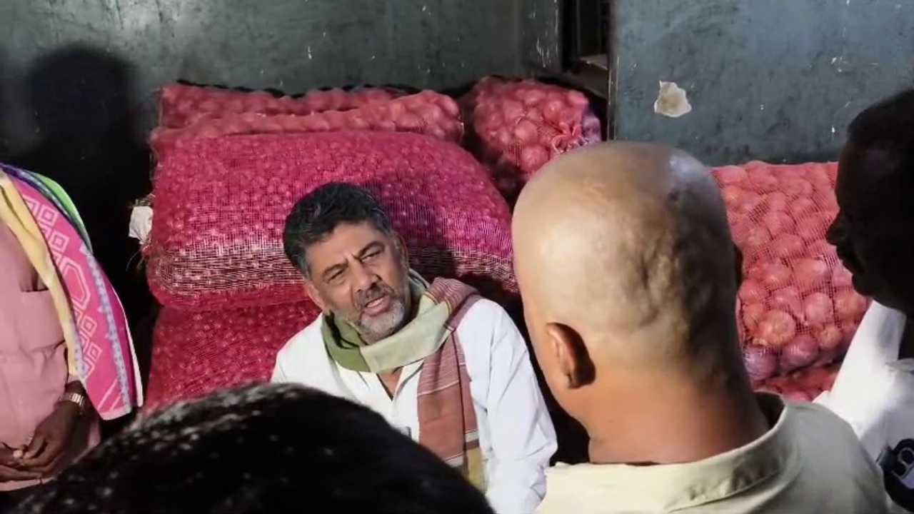 ಈರುಳ್ಳಿ ಮಂಡಿಯೊಳಗೆ ತೆರಳಿದ ಸಿಎಂ ಡಿ.ಕೆ. ಶಿವಕುಮಾರ್, ಅಲ್ಲಿ ಕೆಲಸ ಮಾಡುತ್ತಿದ್ದ ಮಹಿಳಾ ಕೂಲಿ ಕಾರ್ಮಿಕರ ಸಮಸ್ಯೆಗಳನ್ನು ಆಲಿಸಿದರು. ನೀವು ದಿನನಿತ್ಯ ಯಾವ ಕೆಲಸ ಮಾಡುತ್ತೀರಾ ಹಾಗೂ ಎಷ್ಟು ಸಂಬಳ ನೀಡುತ್ತಾರೆ ಎಂದು ಪ್ರೀತಿಯಿಂದ ವಿಚಾರಿಸಿದರು. ಇದೇ ವೇಳೆ ಮಾರುಕಟ್ಟೆಯಲ್ಲಿದ್ದ ಮೂಲಸೌಕರ್ಯಗಳ ಕೊರತೆ ಹಾಗೂ ಕುಡಿಯುವ ನೀರಿನ ಸಮಸ್ಯೆಯ ಬಗ್ಗೆಯೂ ಸಾರ್ವಜನಿಕರಿಂದ ದೂರುಗಳನ್ನು ಸ್ವೀಕರಿಸಿದರು.