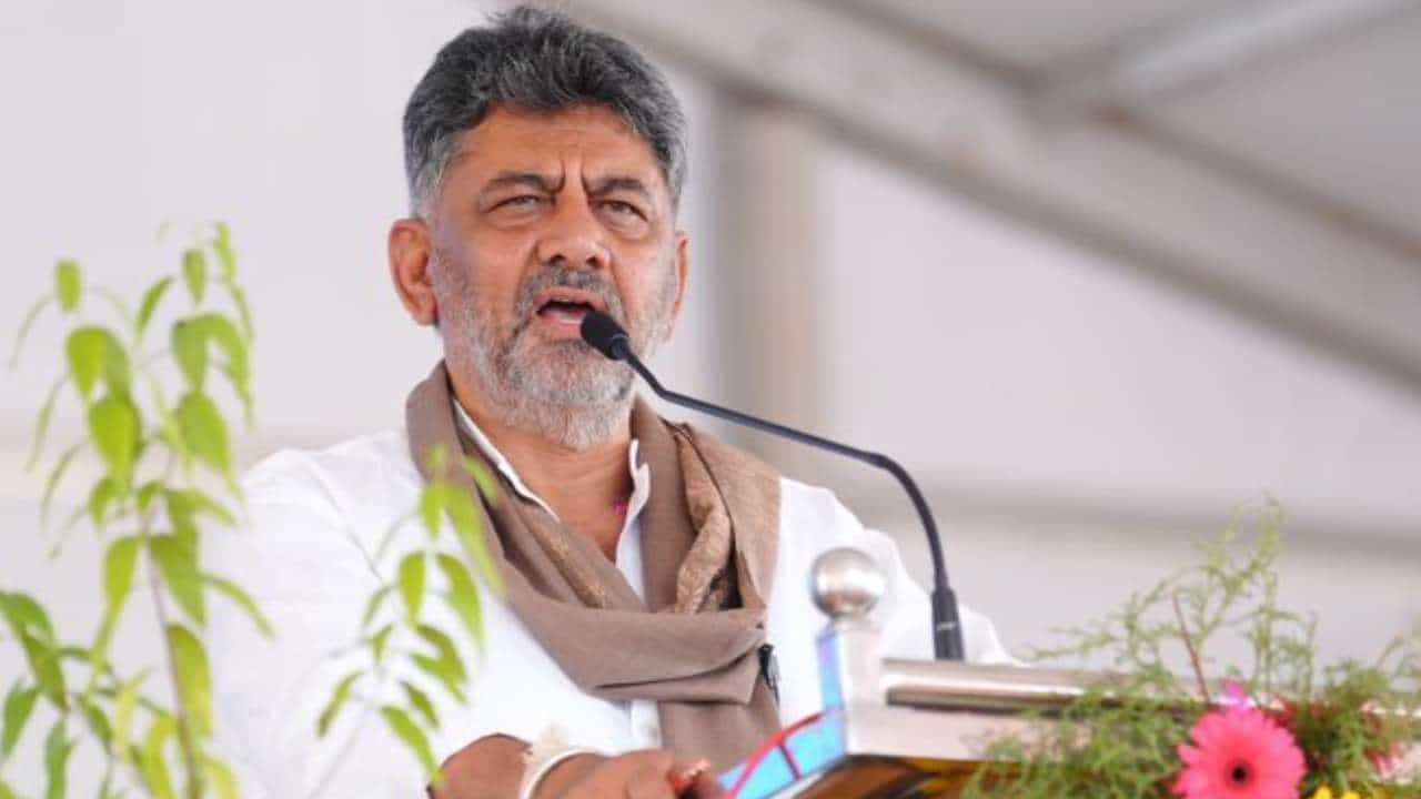 ಹಾಸನ ಡಿಸಿಗೆ ಯಾರಿಂದ ಕಿರುಕುಳ ಇದೆ ಎಲ್ಲರಿಗೂ ಗೊತ್ತು: ಹೆಚ್ಡಿ ರೇವಣ್ಣ ವಿರುದ್ಧ ಡಿಕೆ ಶಿವಕುಮಾರ್ ಪರೋಕ್ಷ ವಾಗ್ದಾಳಿ ಹಾಸನ ಡಿಸಿಗೆ ಯಾರಿಂದ ಕಿರುಕುಳ ಇದೆ ಎಲ್ಲರಿಗೂ ಗೊತ್ತು: ಹೆಚ್ಡಿ ರೇವಣ್ಣ ವಿರುದ್ಧ ಡಿಕೆ ಶಿವಕುಮಾರ್ ಪರೋಕ್ಷ ವಾಗ್ದಾಳಿ