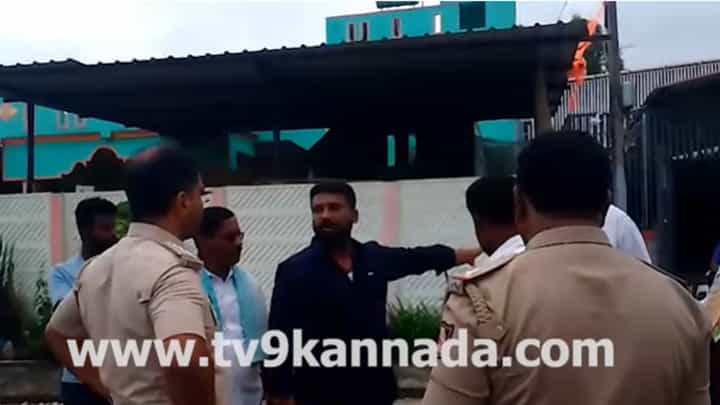 ನ್ಯಾಯ ಕೇಳಲು ಬಂದ ಜನರಿಗೆ ದೊಡ್ಡಬಳ್ಳಾಪುರ ಇನ್ಸ್ಪೆಕ್ಟರ್ ಆವಾಜ್: 'ಮಾಧ್ಯಮಗಳ ಮುಂದೆ ಪೋಸ್ ನೀಡಿದರೆ ಗ್ರಹಚಾರ ಬಿಡಿಸ್ತೇನೆ' ಎಂದು ಬೆದರಿಕೆ ನ್ಯಾಯ ಕೇಳಲು ಬಂದ ಜನರಿಗೆ ದೊಡ್ಡಬಳ್ಳಾಪುರ ಇನ್ಸ್ಪೆಕ್ಟರ್ ಆವಾಜ್: 'ಮಾಧ್ಯಮಗಳ ಮುಂದೆ ಪೋಸ್ ನೀಡಿದರೆ ಗ್ರಹಚಾರ ಬಿಡಿಸ್ತೇನೆ' ಎಂದು ಬೆದರಿಕೆ