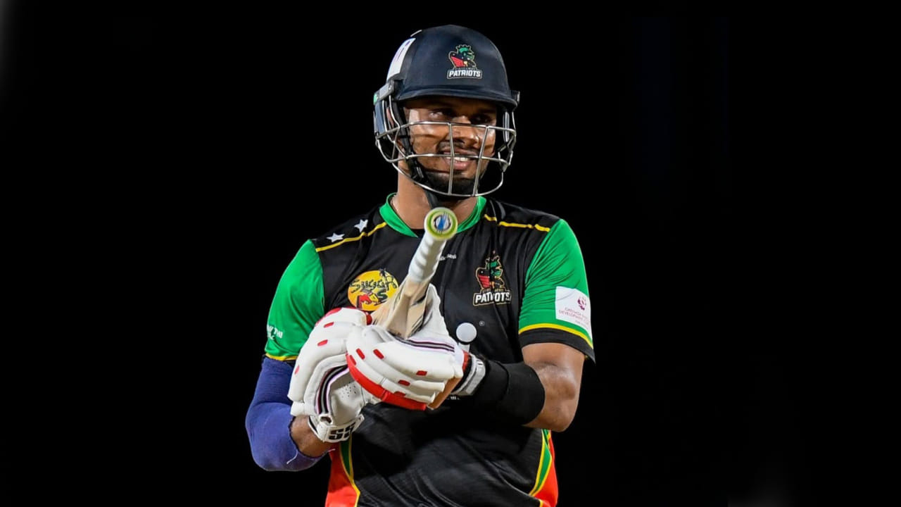 ಸೇಂಟ್ ಲೂಸಿಯಾ ಕಿಂಗ್ಸ್ ವಿರುದ್ಧದ ಈ ಪಂದ್ಯದಲ್ಲಿ ಸೇಂಟ್ ಕಿಟ್ಸ್ ಅ್ಯಂಡ್ ನೆವಿಸ್ ಪೇಟ್ರಿಯಾಟ್ಸ್ ಪರ ಕಣಕ್ಕಿಳಿದ ದಸುನ್ ಶಾನಕ ಸಿಡಿಲಬ್ಬರದ ಬ್ಯಾಟಿಂಗ್ ಪ್ರದರ್ಶಿಸಿದರು. ಈ ಸಿಡಿಲಬ್ಬರದೊಂದಿಗೆ ಕೇವಲ 39 ಎಸೆತಗಳಲ್ಲಿ ಶತಕ ಪೂರೈಸಿದ್ದಾರೆ. ಈ ಮೂಲಕ ಸಿಪಿಎಲ್​ನಲ್ಲಿ ಅತೀ ಕಡಿಮೆ ಎಸೆತಗಳಲ್ಲಿ ಸೆಂಚುರಿ ಸಿಡಿಸಿದ ಬ್ಯಾಟರ್ ಎಂಬ ದಾಖಲೆ ನಿರ್ಮಿಸಿದ್ದಾರೆ. (PC: CPL)