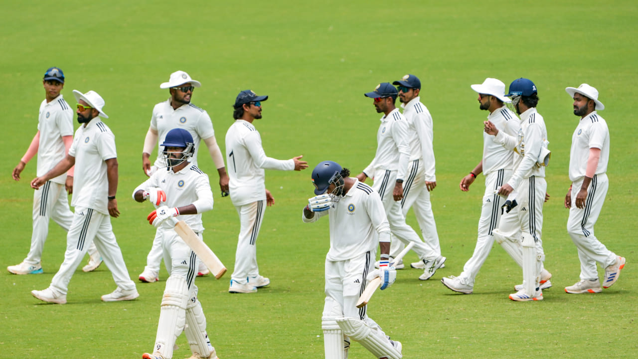 ಈ ಪಂದ್ಯದಲ್ಲಿ ಟಾಸ್ ಗೆದ್ದು ಮೊದಲು ಬ್ಯಾಟಿಂಗ್‌ ಮಾಡಿದ ಪೂರ್ವ ವಲಯ ತಂಡ ನಾಯಕ ಇಶಾನ್ ಕಿಶನ್ ಅವರ ಸ್ಮರಣೀಯ ದ್ವಿಶತಕದ ನೆರವಿನಿಂದ 270 ರನ್ ಕಲೆಹಾಕಿತು. ಇತ್ತ ದಕ್ಷಿಣ ವಲಯ ತಂಡ ತನ್ನ ಮೊದಲ ಇನ್ನಿಂಗ್ಸ್​ನಲ್ಲಿ 336 ರನ್ ಕಲೆಹಾಕಲಷ್ಟೇ ಶಕ್ತವಾಯಿತು. ಹೀಗಾಗಿ ಪೂರ್ವ ವಲಯ ತಂಡಕ್ಕೆ ಮೊದಲ ಇನ್ನಿಂಗ್ಸ್​ನಲ್ಲಿ 372 ರನ್​ಗಳ ಬೃಹತ್ ಮುನ್ನಡೆ ಪಡೆದುಕೊಂಡಿತು(PC-PTI).