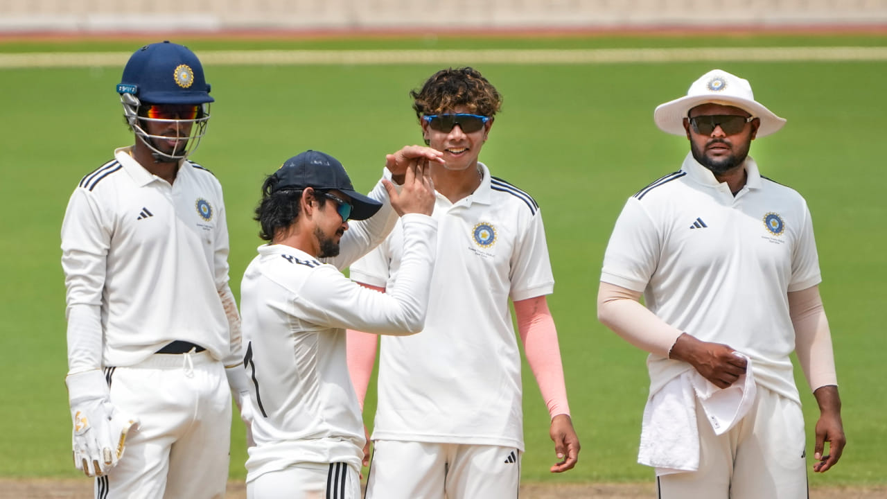 ಇಶಾನ್ ಕಿಶನ್ ಕಳೆದ 8 ವರ್ಷಗಳಿಂದ ಪ್ರಥಮ ದರ್ಜೆ ಕ್ರಿಕೆಟ್​ನಲ್ಲಿ ತಂಡದ ನಾಯಕತ್ವದ ಜವಾಬ್ದಾರಿ ಹೊತ್ತಿದ್ದಾರೆ. ಅವರ ನಾಯಕತ್ವದಲ್ಲಿ ತಂಡ ಒಂದೇ ಒಂದು ಪಂದ್ಯವನ್ನು ಸೋತಿಲ್ಲ. ಇಶಾನ್ ಕಿಶನ್ ಪ್ರಥಮ ದರ್ಜೆ ಕ್ರಿಕೆಟ್​ನಲ್ಲಿ ಇದುವರೆಗೆ 16 ಪಂದ್ಯಗಳಲ್ಲಿ ತಂಡದ ನಾಯಕತ್ವವಹಿಸಿದ್ದಾರೆ. ಇದರಲ್ಲಿ ತಂಡವು 8 ಪಂದ್ಯಗಳನ್ನು ಗೆದ್ದಿದ್ದರೆ, 8 ಪಂದ್ಯಗಳನ್ನು ಡ್ರಾ ಮಾಡಿಕೊಂಡಿದೆ(PC-PTI).  
