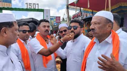 ಸೌಹಾರ್ದತೆಗೆ ಸಾಕ್ಷಿಯಾದ ಅಪರೂಪದ ಘಟನೆ; ಮುಸ್ಲಿಂ ಬಾಂಧವರಿಗೆ ತಂಪು ಪಾನೀಯ ಹಂಚಿದ ಹಿಂದೂ ಯುವಕರು!