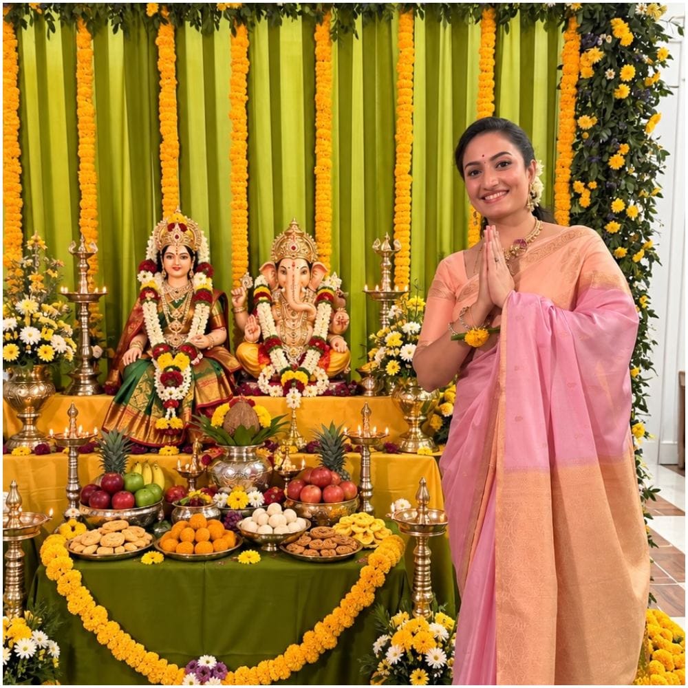 ಗುಲಾಬಿ-ಕಿತ್ತಳೆ ಬಣ್ಣದ ಸೀರೆಯಲ್ಲಿ ದೇವತೆಯಂತೆ ಕಂಗೊಳಿಸುತ್ತಿರುವ ವೈಷ್ಣವಿ ಗೌಡ, ಗೌರಿ-ಗಣೇಶ ವಿಗ್ರಹಗಳ ಮುಂದೆ ಕೈಮುಗಿದು ನಮಸ್ಕರಿಸುತ್ತಾ ಹಬ್ಬದ ಸಂಭ್ರಮ ಹಂಚಿಕೊಂಡಿದ್ದಾರೆ.