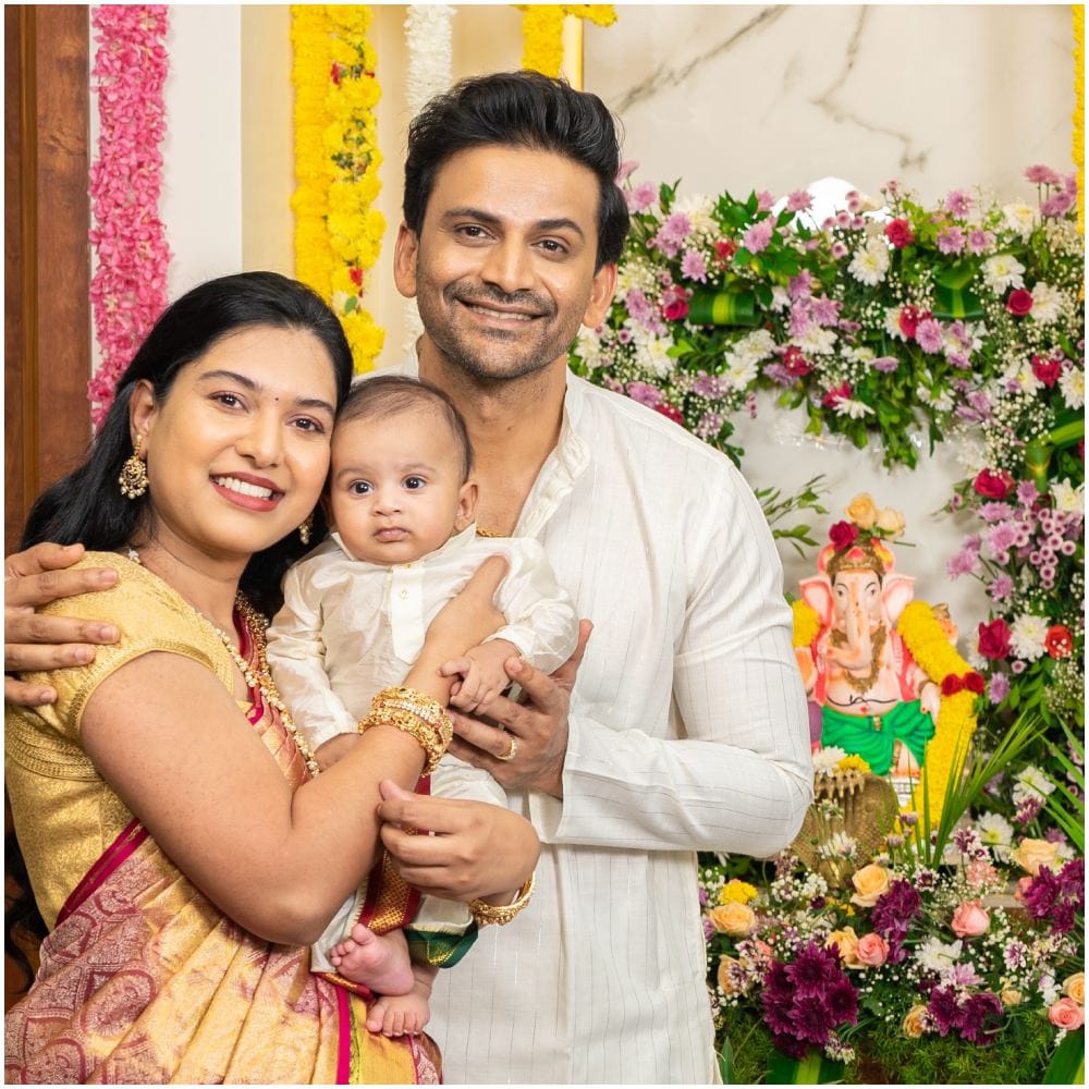 ನಟ ಧನಂಜಯ್ ತಮ್ಮ ಕುಟುಂಬದೊಂದಿಗೆ ಸಂಪ್ರದಾಯಿಕ ಉಡುಪಿನಲ್ಲಿ ಗಣೇಶ ಚತುರ್ಥಿ ಆಚರಿಸಿದ್ದಾರೆ. ಹೂವಿನ ಅಲಂಕಾರದ ನಡುವೆ ಮಗುವನ್ನು ಎತ್ತಿಕೊಂಡು ಸಂಭ್ರಮದ ಕ್ಷಣ ಹಂಚಿಕೊಂಡಿದ್ದಾರೆ.