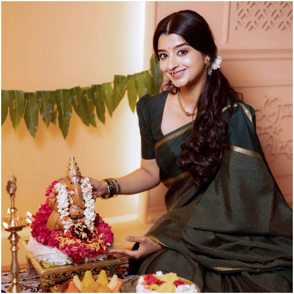 ಹಸಿರು ಸೀರೆಯಲ್ಲಿ ಕಳೆಗಟ್ಟಿರುವ ಐಶಾನಿ ಶೆಟ್ಟಿ, ಹೂವುಗಳಿಂದ ಅಲಂಕರಿಸಲ್ಪಟ್ಟ ಮುದ್ದಾದ ಗಣೇಶ ಮೂರ್ತಿ ಹಾಗೂ ಹಣತೆಯ ಮುಂದೆ ಕುಳಿತು ಸರಳವಾಗಿ ಹಬ್ಬವನ್ನು ಆಚರಿಸಿದ್ದಾರೆ.