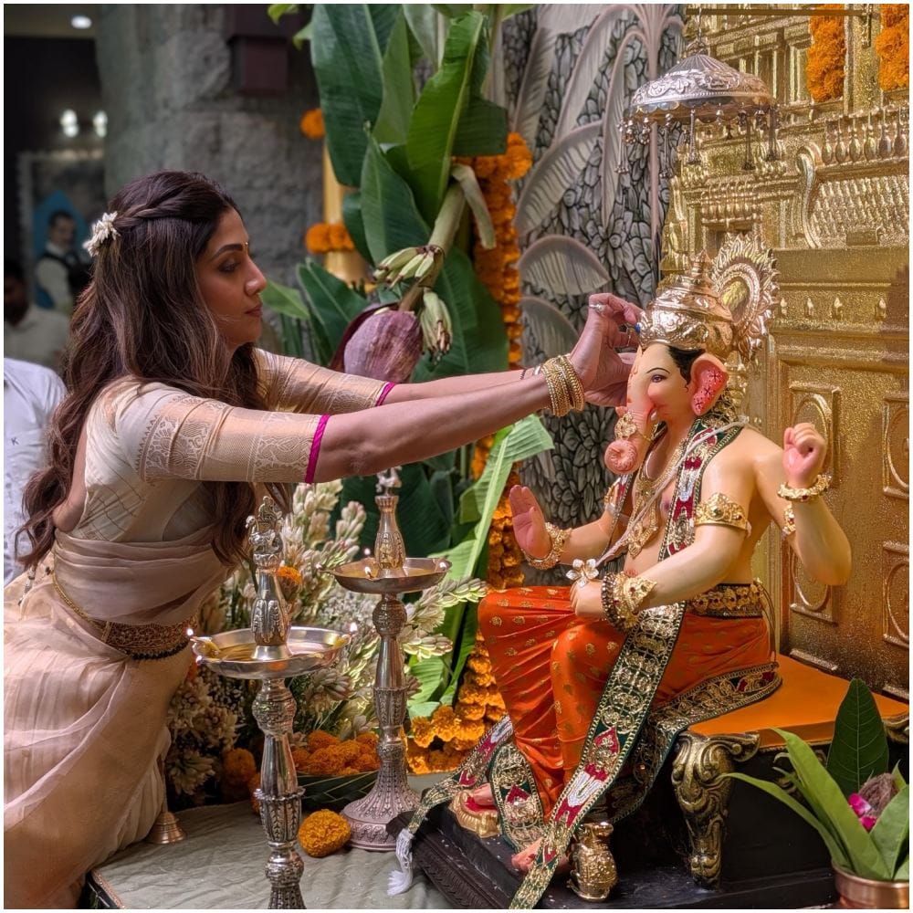 ಪ್ರತಿವರ್ಷದಂತೆ ಈ ಬಾರಿಯೂ ಶಿಲ್ಪಾ ಶೆಟ್ಟಿ ತಮ್ಮ ಮನೆಯಲ್ಲಿ ಗಣೇಶನನ್ನು ಪ್ರತಿಷ್ಠಾಪಿಸಿ, ದೀಪ ಬೆಳಗಿ, ಕೀರೀಟವಿಟ್ಟ ಸುಂದರ ಗಣಪತಿಗೆ ಭಕ್ತಿಯಿಂದ ತಿಲಕವಿಟ್ಟು ಪೂಜೆ ಸಲ್ಲಿಸಿದ್ದಾರೆ.