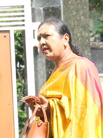 ಸಚಿವ ಸ್ಥಾನಕ್ಕಾಗಿ ಸಿಎಂ ಡಿಕೆಶಿಯನ್ನು ಭೇಟಿಯಾದ ಎಂಎಲ್‌ಸಿ ಗಾಯತ್ರಿ ಶಾಂತೇಗೌಡ