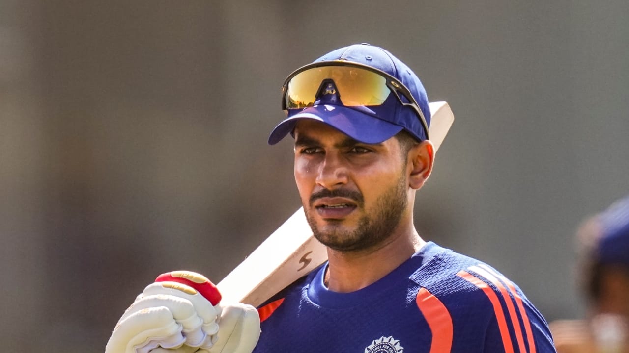 ಶುಭ್ಮನ್ ಗಿಲ್ ನೆಟ್ಸ್ನಲ್ಲಿ ಗಾಯಗೊಂಡ ನಂತರ, ತಕ್ಷಣವೇ ತಂಡದ ಫಿಸಿಯೋ ಮೈದಾನಕ್ಕೆ ಬಂದು ಸುಮಾರು 20 ನಿಮಿಷಗಳ ಕಾಲ ಚಿಕಿತ್ಸೆ ನೀಡಿದರು. ನಂತರ ಗಿಲ್ ಅವರ ಬಲ ಮೊಣಕೈಗೆ ಬ್ಯಾಂಡೇಜ್ ಮಾಡಲಾಯಿತು. ಸ್ವಲ್ಪ ಸಮಯ ಡಗೌಟ್ನಲ್ಲಿ ವಿಶ್ರಾಂತಿ ಪಡೆದ ಗಿಲ್, ಮತ್ತೆ ನೆಟ್ಸ್ಗೆ ಮರಳಿದರು(PC-PTI).