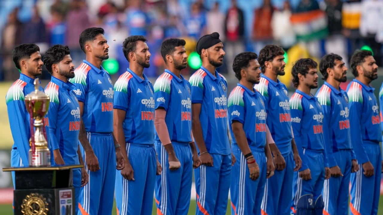 ಭಾರತ ಏಕದಿನ ತಂಡ: ಶುಭ್ಮನ್ ಗಿಲ್ (ನಾಯಕ), ರೋಹಿತ್ ಶರ್ಮಾ, ವಿರಾಟ್ ಕೊಹ್ಲಿ, ರುತುರಾಜ್ ಗಾಯಕ್ವಾಡ್, ಕೆಎಲ್ ರಾಹುಲ್ (ವಿಕೆಟ್ ಕೀಪರ್), ಧ್ರುವ್ ಜುರೆಲ್ (ವಿಕೆಟ್ ಕೀಪರ್), ನಿತೀಶ್ ಕುಮಾರ್ ರೆಡ್ಡಿ, ರವೀಂದ್ರ ಜಡೇಜಾ, ಕುಲದೀಪ್ ಯಾದವ್, ಪ್ರಸಿದ್ಧ್ ಕೃಷ್ಣ, ಗುರ್ನೂರ್ ಬ್ರಾರ್, ಮೊಹಮ್ಮದ್ ಸಿರಾಜ್, ಔಕಿಬ್ ನಬಿ, ಯಶಸ್ವಿ ಜೈಸ್ವಾಲ್ ಮತ್ತು ನಮನ್ ಧೀರ್(PC-PTI).