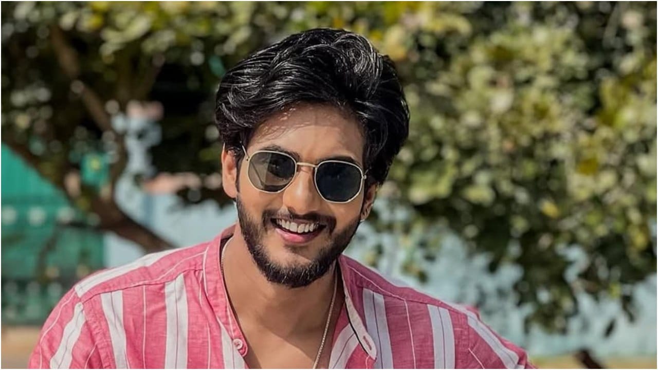 ಸುಶ್ಮಿತ್ ಜೈನ್: 'ಅಣ್ಣಯ್ಯ' ಧಾರಾವಾಹಿಯ 'ಜಿಮ್ ಸೀನ' ಪಾತ್ರದ ಮೂಲಕ ಪ್ರೇಕ್ಷಕರ ಮನ ಗೆದ್ದಿದ್ದ ಸುಶ್ಮಿತ್, ಬಿಗ್ ಬಾಸ್ ಸ್ಪರ್ಧಿಯಾಗುವ ಉದ್ದೇಶದಿಂದಲೇ ಸೀರಿಯಲ್‌ಗೆ ಗುಡ್‌ಬೈ ಹೇಳಿದ್ದಾರೆ ಎನ್ನಲಾಗುತ್ತಿದೆ.ಈ ಬಗ್ಗೆ ಅವರ ಕಡೆಯಿಂದ ಸ್ಪಷ್ಟನೆ ಸಿಕ್ಕಿಲ್ಲ. 
