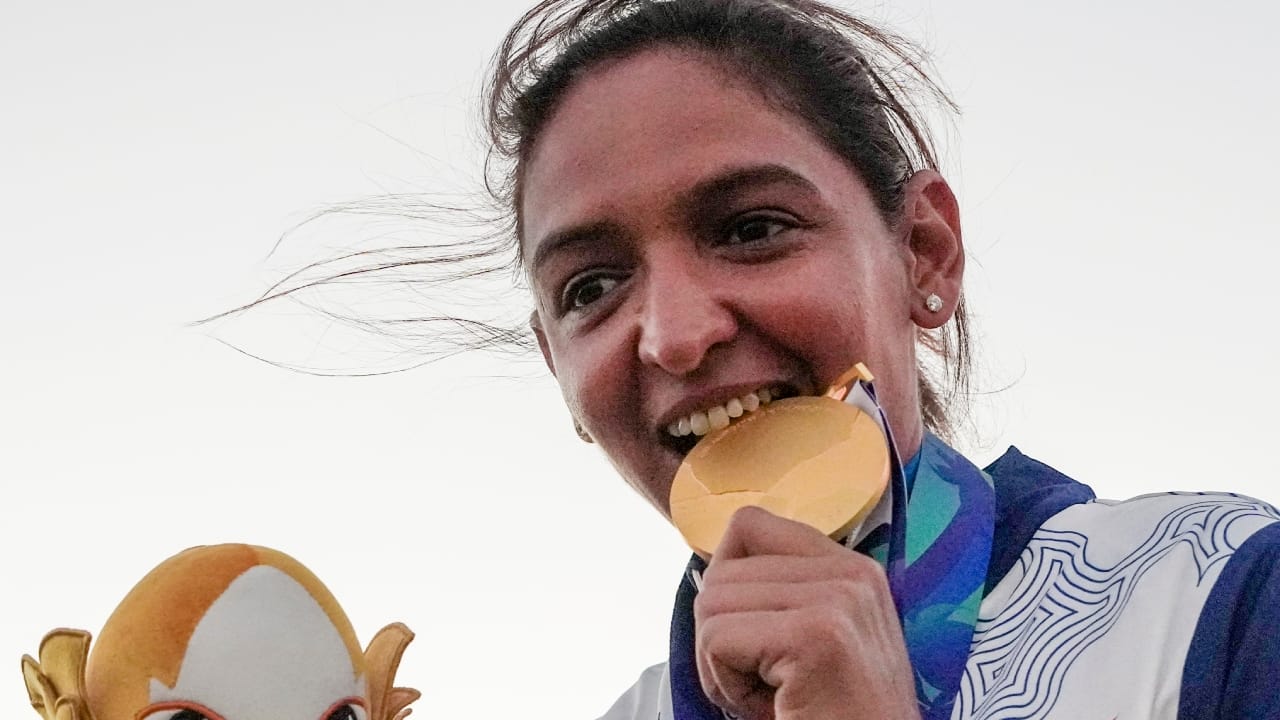 ಚಿನ್ನದ ಪದಕ ಗೆದ್ದ ಭಾರತೀಯ ಮಹಿಳಾ ಕ್ರಿಕೆಟ್ ತಂಡವನ್ನು ಅಭಿನಂದಿಸಿರುವ ಮುಖ್ಯಮಂತ್ರಿ ಭಗವಂತ್ ಮಾನ್, ‘ತಂಡದ ಈ ಸಾಧನೆಯು ಪಂಜಾಬ್ ಮತ್ತು ಇಡೀ ದೇಶದ ಹೆಮ್ಮೆಯನ್ನು ಹೆಚ್ಚಿಸಿದೆ. ಪಂಜಾಬ್ನ ಮಗಳು ಹರ್ಮನ್ಪ್ರೀತ್ ಕೌರ್ ಬಗ್ಗೆ ನಮಗೆಲ್ಲರಿಗೂ ತುಂಬಾ ಹೆಮ್ಮೆ ಇದೆ’ ಎಂದಿದ್ದಾರೆ. ಅಲ್ಲದೆ ಈ ಸಾಧನೆಗಾಗಿ ನಾಯಕಿ ಹರ್ಮನ್ಪ್ರೀತ್ ಕೌರ್ ಸೇರಿದಂತೆ ಇಡೀ ತಂಡವನ್ನು ಅವರು ಅಭಿನಂದಿಸಿದ್ದಾರೆ(PC-PTI).