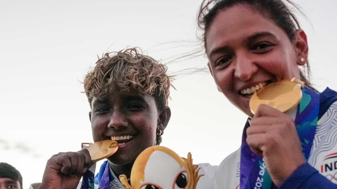 2026 ರ ಏಷ್ಯನ್ ಗೇಮ್ಸ್ನಲ್ಲಿ ಭಾರತಕ್ಕೆ ಮೊದಲ ಚಿನ್ನದ ಪದಕವನ್ನು ಗೆದ್ದುಕೊಟ್ಟ ಭಾರತ ಮಹಿಳಾ ಕ್ರಿಕೆಟ್ ತಂಡದ ನಾಯಕಿ ಹರ್ಮನ್ಪ್ರೀತ್ ಕೌರ್ಗೆ ಪಂಜಾಬ್ ಮುಖ್ಯಮಂತ್ರಿ ಭಗವಂತ್ ಮಾನ್ 1 ಕೋಟಿ ರೂ. ಬಹುಮಾನ ಘೋಷಿಸಿದ್ದಾರೆ. ಹರ್ಮನ್ಪ್ರೀತ್ ಕೌರ್ಗೂ ಮೊದಲು ತಮಿಳುನಾಡಿನ ಜಿ. ಕಮಲಿನಿ ಅವರಿಗೂ ಸಿಎಂ ವಿಜಯ್ 75 ಲಕ್ಷ ರೂ. ಬಹುಮಾನ ಘೋಷಿಸಿದ್ದರು(PC-PTI).