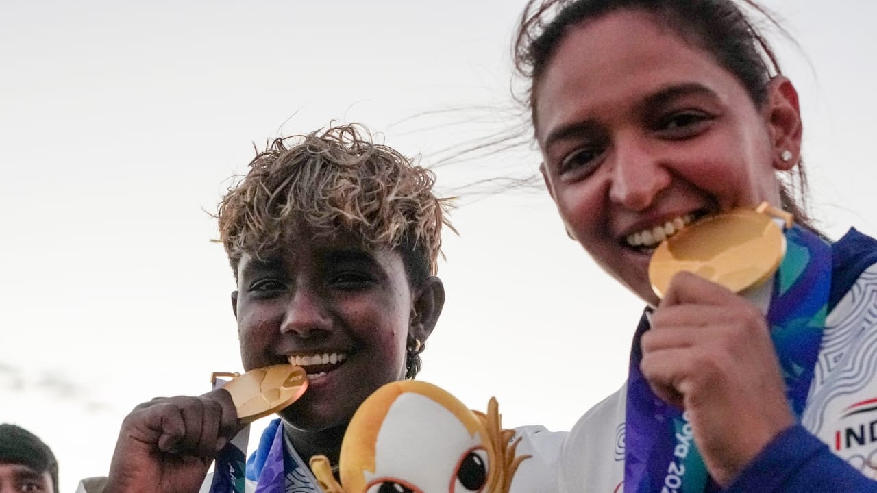 2026 ರ ಏಷ್ಯನ್ ಗೇಮ್ಸ್ನಲ್ಲಿ ಭಾರತಕ್ಕೆ ಮೊದಲ ಚಿನ್ನದ ಪದಕವನ್ನು ಗೆದ್ದುಕೊಟ್ಟ ಭಾರತ ಮಹಿಳಾ ಕ್ರಿಕೆಟ್ ತಂಡದ ನಾಯಕಿ ಹರ್ಮನ್ಪ್ರೀತ್ ಕೌರ್ಗೆ ಪಂಜಾಬ್ ಮುಖ್ಯಮಂತ್ರಿ ಭಗವಂತ್ ಮಾನ್ 1 ಕೋಟಿ ರೂ. ಬಹುಮಾನ ಘೋಷಿಸಿದ್ದಾರೆ. ಹರ್ಮನ್ಪ್ರೀತ್ ಕೌರ್ಗೂ ಮೊದಲು ತಮಿಳುನಾಡಿನ ಜಿ. ಕಮಲಿನಿ ಅವರಿಗೂ ಸಿಎಂ ವಿಜಯ್ 75 ಲಕ್ಷ ರೂ. ಬಹುಮಾನ ಘೋಷಿಸಿದ್ದರು(PC-PTI).