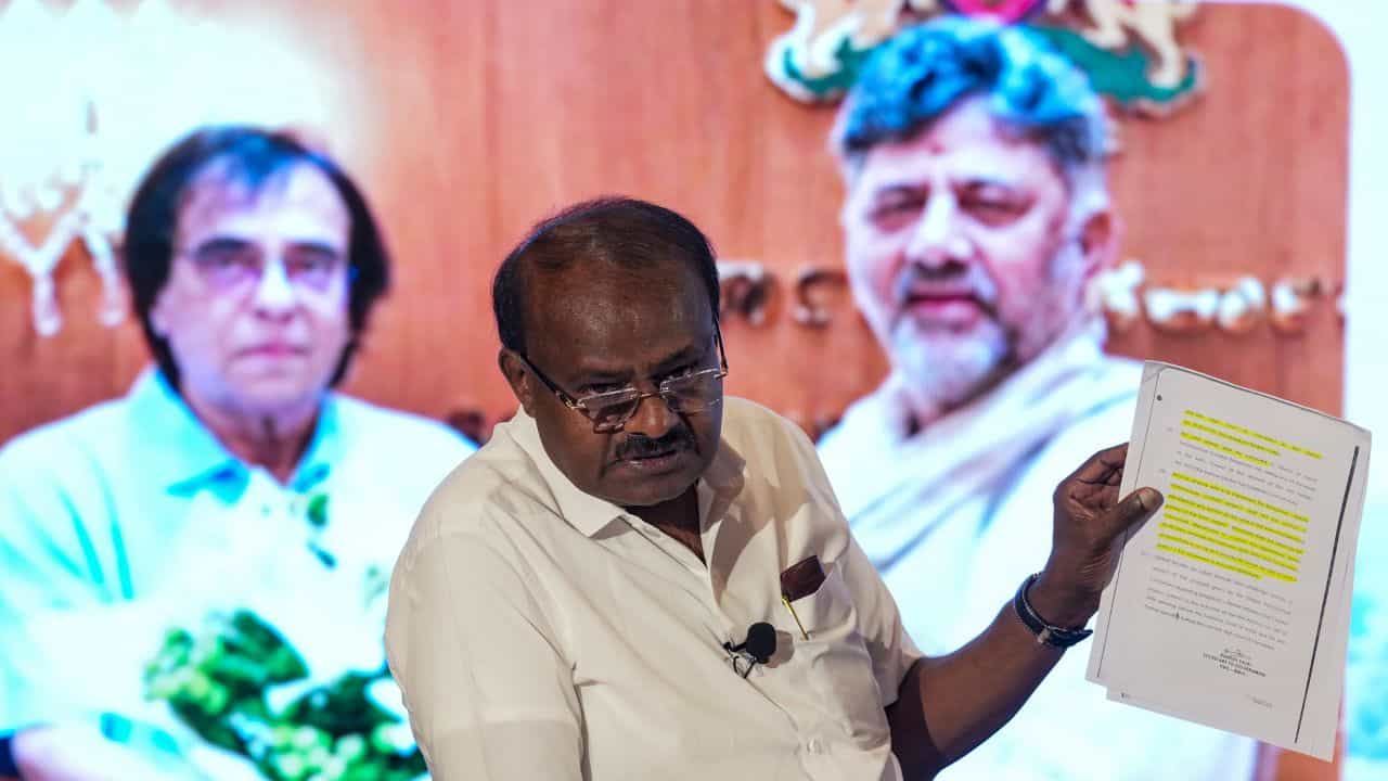 'ಪಾಪ.. ಅವಕ್ಕೆ ವಿದ್ಯೆ-ಬುದ್ಧಿ ಗೊತ್ತಿಲ್ಲ': ಸಿಎಂ ಡಿ.ಕೆ. ಶಿವಕುಮಾರ್ ಬೆನ್ನಿಗೆ ನಿಂತ ಕಾಂಗ್ರೆಸಿಗರ ವಿರುದ್ಧವೂ ಮುಗಿಬಿದ್ದ ಹೆಚ್.ಡಿ. ಕುಮಾರಸ್ವಾಮಿ 'ಪಾಪ.. ಅವಕ್ಕೆ ವಿದ್ಯೆ-ಬುದ್ಧಿ ಗೊತ್ತಿಲ್ಲ': ಸಿಎಂ ಡಿ.ಕೆ. ಶಿವಕುಮಾರ್ ಬೆನ್ನಿಗೆ ನಿಂತ ಕಾಂಗ್ರೆಸಿಗರ ವಿರುದ್ಧವೂ ಮುಗಿಬಿದ್ದ ಹೆಚ್.ಡಿ. ಕುಮಾರಸ್ವಾಮಿ