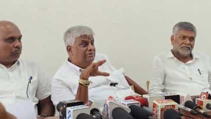 ಸ್ವಂತ ಖರ್ಚಿನಲ್ಲಿ ಕಾಲುವೆ ದುರಸ್ತಿಕಾರ್ಯಕ್ಕೆ ಮುಂದಾದ ಹೆಚ್​​.ಡಿ. ರೇವಣ್ಣ