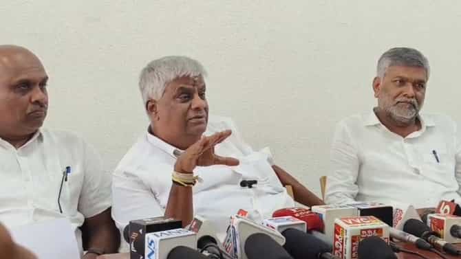 ಸ್ವಂತ ಖರ್ಚಿನಲ್ಲಿ ಕಾಲುವೆ ದುರಸ್ತಿಕಾರ್ಯಕ್ಕೆ ಮುಂದಾದ ಹೆಚ್​​.ಡಿ. ರೇವಣ್ಣ