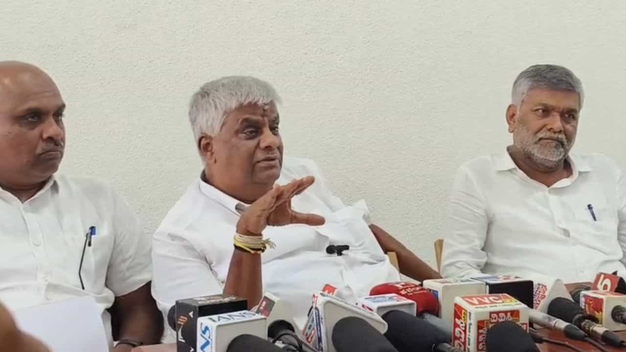ಸರ್ಕಾರದ ನಡೆಗೆ ಠಕ್ಕರ್: ಸ್ವಂತ ಖರ್ಚಿನಲ್ಲಿ ಕಾಲುವೆ ದುರಸ್ತಿಕಾರ್ಯಕ್ಕೆ ಮುಂದಾದ ಹೆಚ್.ಡಿ. ರೇವಣ್ಣ ಸರ್ಕಾರದ ನಡೆಗೆ ಠಕ್ಕರ್: ಸ್ವಂತ ಖರ್ಚಿನಲ್ಲಿ ಕಾಲುವೆ ದುರಸ್ತಿಕಾರ್ಯಕ್ಕೆ ಮುಂದಾದ ಹೆಚ್.ಡಿ. ರೇವಣ್ಣ