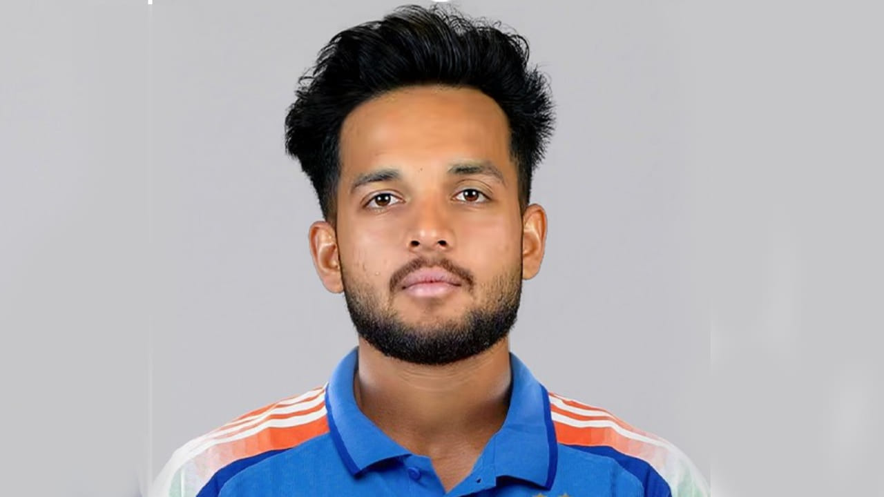ಹರ್ಷ್ ದುಬೆ: ಝಿಂಬಾಬ್ವೆ ವಿರುದ್ಧದ ಸರಣಿಯಲ್ಲಿ ಸ್ಪಿನ್ ಆಲ್​ರೌಂಡರ್ ಆಗಿ ಸ್ಥಾನ ಪಡೆದಿದ್ದ ಹರ್ಷ್ ದುಬೆಗೂ ಕೂಡ ಒಂದೇ ಒಂದು ಮ್ಯಾಚ್ ಆಡಲು ಅವಕಾಶ ಸಿಕ್ಕಿರಲಿಲ್ಲ. ಇದೀಗ ಅಕ್ಷರ್ ಪಟೇಲ್ ಆಗಮನದೊಂದಿಗೆ ಅಫ್ಘಾನಿಸ್ತಾನ್ ವಿರುದ್ಧದ ಸರಣಿಯಿಂದ ಹರ್ಷ್ ದುಬೆ ಹೊರಬಿದ್ದಿದ್ದಾರೆ. (PC: BCCI)