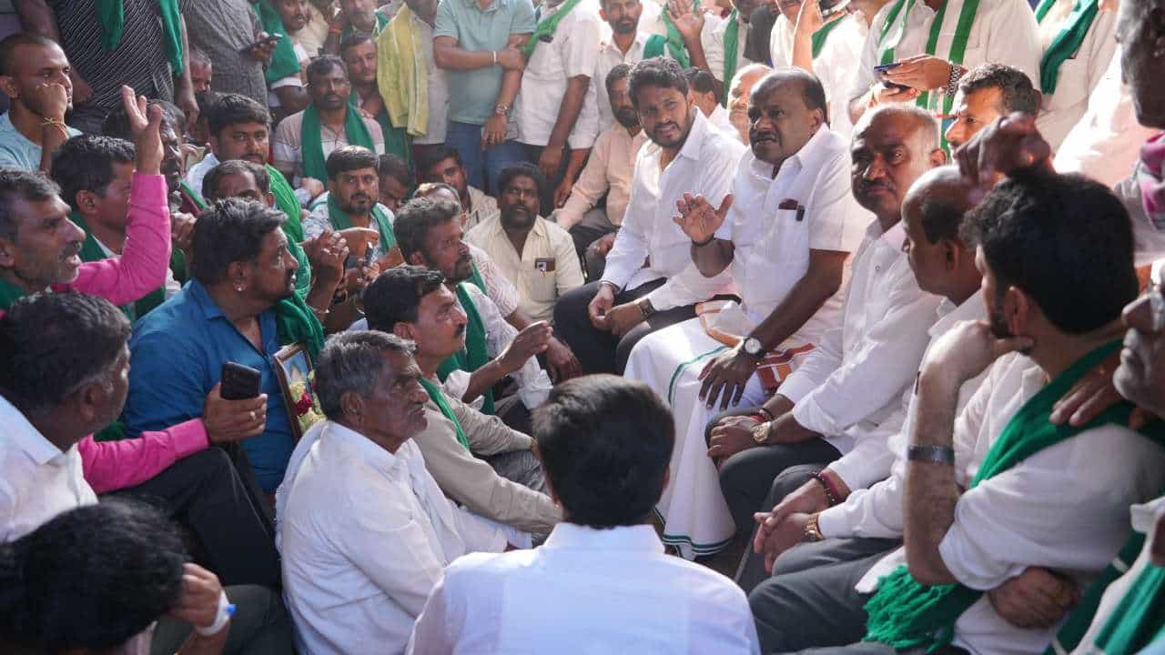 ತೀವ್ರ ಸ್ವರೂಪ ಪಡೆದ ಬಿಡದಿ ರೈತರ ಹೋರಾಟ: ಸ್ಥಳಕ್ಕೆ ಧಾವಿಸಿದ ಹೆಚ್ಡಿ ಕುಮಾರಸ್ವಾಮಿ; ಪೊಲೀಸರ ಸಸ್ಪೆಂಡ್ಗೆ ಆಗ್ರಹ ತೀವ್ರ ಸ್ವರೂಪ ಪಡೆದ ಬಿಡದಿ ರೈತರ ಹೋರಾಟ: ಸ್ಥಳಕ್ಕೆ ಧಾವಿಸಿದ ಹೆಚ್ಡಿ ಕುಮಾರಸ್ವಾಮಿ; ಪೊಲೀಸರ ಸಸ್ಪೆಂಡ್ಗೆ ಆಗ್ರಹ 