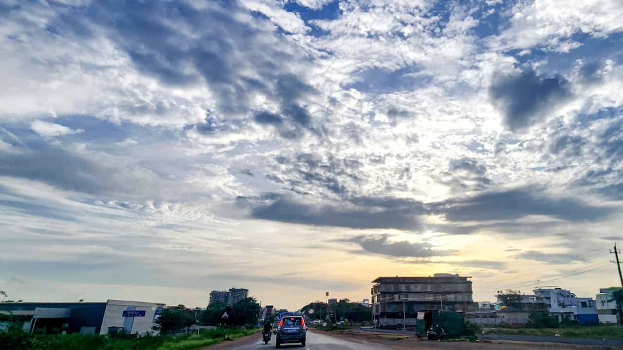 ಕರ್ನಾಟಕ ಹವಾಮಾನ: ರಾಜ್ಯದಲ್ಲಿ ಮುಂಗಾರು ದುರ್ಬಲ, 2 ದಿನ ಸಾಧಾರಣ ಮಳೆ ಸಾಧ್ಯತೆ ಕರ್ನಾಟಕ ಹವಾಮಾನ: ರಾಜ್ಯದಲ್ಲಿ ಮುಂಗಾರು ದುರ್ಬಲ, 2 ದಿನ ಸಾಧಾರಣ ಮಳೆ ಸಾಧ್ಯತೆ