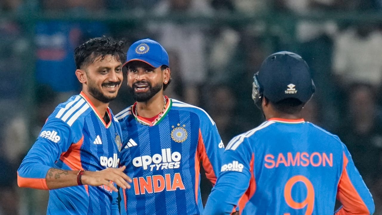 ಆದಾಗ್ಯೂ, ಭಾರತ ಮತ್ತು ಇಂಗ್ಲೆಂಡ್ ತಂಡದ ರೇಟಿಂಗ್ ಪ್ರಸ್ತುತ ಒಂದೇ ಆಗಿದೆ. ಒಂದೆಡೆ ಟೀಂ ಇಂಡಿಯಾದ ರೇಟಿಂಗ್ 269 ಆಗಿದ್ದರೆ, ಇನ್ನೊಂದೆಡೆ ಇಂಗ್ಲೆಂಡ್ ರೇಟಿಂಗ್ ಕೂಡ ಅಷ್ಟೇ ಇದೆ. ಆದರೆ ಪಾಯಿಂಟ್ಗಳ ವಿಚಾರದಲ್ಲಿ ಟೀಂ ಇಂಡಿಯಾ, ಇಂಗ್ಲೆಂಡ್ಗಿಂತ ಮುಂದಿರುವ ಕಾರಣ ಅಗ್ರಸ್ಥಾನವನ್ನು ಪಡೆದುಕೊಂಡಿದೆ. ಇತ್ತ ಇಂಗ್ಲೆಂಡ್ ಒಂದು ಸ್ಥಾನ ಕುಸಿದು ಎರಡನೇ ಸ್ಥಾನಕ್ಕೆ ಇಳಿದಿದೆ(PC-PTI).