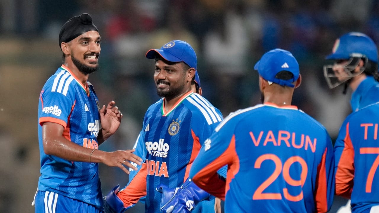 ಕೆಲವೇ ದಿನಗಳ ಹಿಂದೆ ಇಂಗ್ಲೆಂಡ್ ತಂಡ, ಟೀಂ ಇಂಡಿಯಾ ಬಳಿ ಇದ್ದ ನಂಬರ್ 1 ಸ್ಥಾನವನ್ನು ಕಸಿದುಕೊಂಡಿತ್ತು. ಆದರೀಗ ಆ ಅಗ್ರಸ್ಥಾನವನ್ನು ಟೀಂ ಇಂಡಿಯಾ ಮರಳಿ ಪಡೆದುಕೊಂಡಿದೆ. ಈ ಹಿಂದೆ ಇಂಗ್ಲೆಂಡ್, ಶ್ರೀಲಂಕಾ ವಿರುದ್ಧದ ಟಿ20 ಸರಣಿಯನ್ನು ಕ್ಲೀನ್ ಸ್ವೀಪ್ ಮಾಡುವ ಮೂಲಕ ನಂಬರ್ 1 ಸ್ಥಾನಕ್ಕೇರಿತ್ತು(PC-PTI).