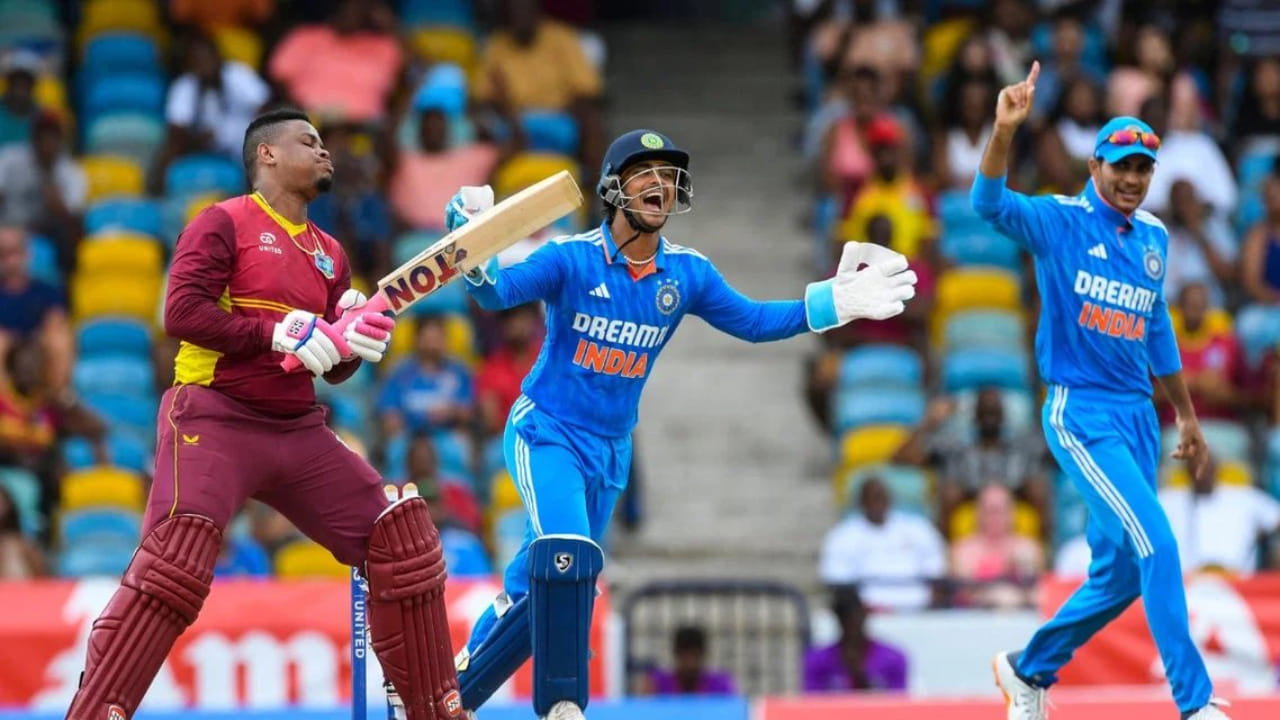 ಭಾರತ ಮತ್ತು ವೆಸ್ಟ್ ಇಂಡೀಸ್ ನಡುವಿನ ಮೂರು ಪಂದ್ಯಗಳ ಏಕದಿನ ಸರಣಿ ಸೆಪ್ಟೆಂಬರ್ 27 ರಂದು ಆರಂಭವಾಗಲಿದೆ. ಮುಂದಿನ ವರ್ಷ ನಡೆಯಲಿರುವ ಏಕದಿನ ವಿಶ್ವಕಪ್ ದೃಷ್ಟಿಯಿಂದ ಈ ಸರಣಿ ಉಭಯ ತಂಡಗಳಿಗೂ ಅತ್ಯಂತ ಮಹತ್ವದ್ದಾಗಿದೆ. ಅದರಲ್ಲೂ ಭಾರತದಲ್ಲಿ ಏಕದಿನ ಸರಣಿ ಗೆಲ್ಲಲು ಬರೋಬ್ಬರಿ 24 ವರ್ಷಗಳಿಂದ ಪ್ರಯತ್ನಿಸುತ್ತಿರುವ ವಿಂಡೀಸ್ ಪಡೆಗೆ ಈ ಸರಣಿ ಅತಿ ಮುಖ್ಯವಾಗಿದೆ(PC-PTI).