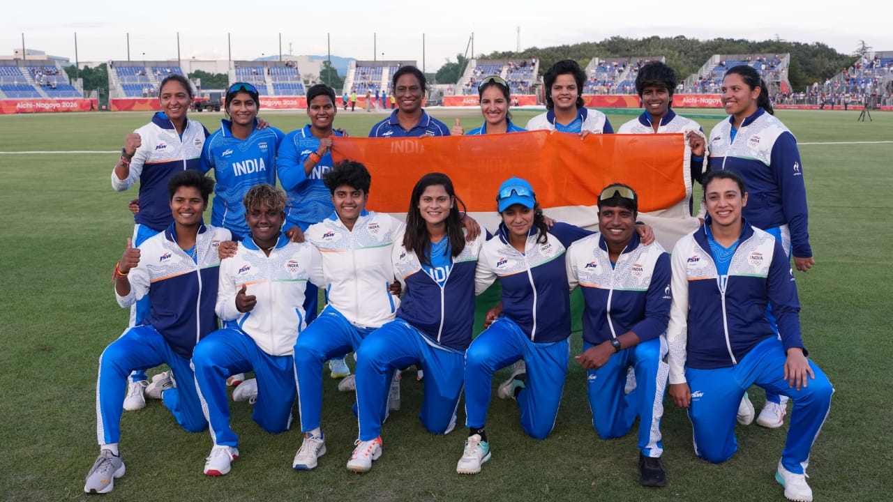 ಜಪಾನ್ನಲ್ಲಿ ನಡೆದ ಏಷ್ಯನ್ ಗೇಮ್ಸ್ ಕ್ರಿಕೆಟ್ ಪಂದ್ಯಾವಳಿಯಲ್ಲಿ ಹಾಲಿ ಚಾಂಪಿಯನ್ ಭಾರತ ಮಹಿಳಾ ತಂಡ, ಶ್ರೀಲಂಕಾ ಮಹಿಳಾ ತಂಡವನ್ನು ಬರೋಬ್ಬರಿ 147 ರನ್ಗಳಿಂದ ಮಣಿಸಿ ಸತತ ಎರಡನೇ ಬಾರಿಗೆ ಏಷ್ಯನ್ ಗೇಮ್ಸ್ ಚಾಂಪಿಯನ್ ಆಗಿ ಹೊರಹೊಮ್ಮಿದೆ. ಈ ಪಂದ್ಯದಲ್ಲಿ ಮೊದಲು ಬ್ಯಾಟಿಂಗ್ ಮಾಡಿದ ಟೀಂ ಇಂಡಿಯಾ 216 ರನ್ ಕಲೆಹಾಕಿತು. ಈ ಗುರಿ ಬೆನ್ನಟ್ಟಿದ ಶ್ರೀಲಂಕಾ ಕೇವಲ 69 ರನ್ ಕಲೆಹಾಕಲಷ್ಟೇ ಶಕ್ತವಾಯಿತು(PC-BCCI Women x).