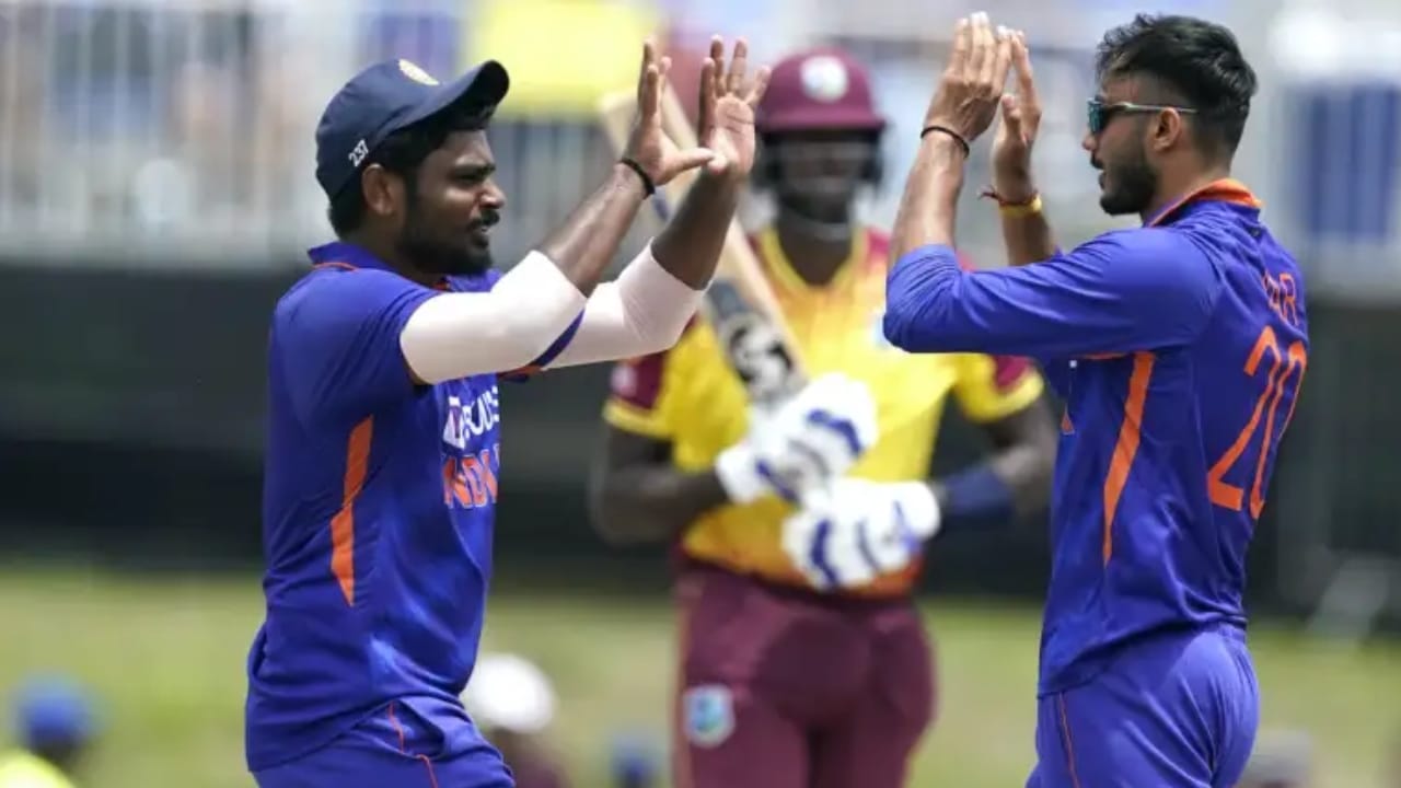 ನಂತರ ವೆಸ್ಟ್ ಇಂಡೀಸ್ ವಿರುದ್ಧ 2022 ರಲ್ಲಿ ನಡೆದಿದ್ದ ಪಂದ್ಯವನ್ನು 8 ರನ್​​ಗಳಿಂದ ಗೆದ್ದುಕೊಂಡಿದ್ದ ಟೀಂ ಇಂಡಿಯಾ ತನ್ನ 100ನೇ ಟಿ20 ಪಂದ್ಯದ ಗೆಲುವಿನ ಮೈಲಿಗಲ್ಲು ದಾಟಿತ್ತು. ಹಾಗೆಯೇ 2024 ರಲ್ಲಿ ಆಸ್ಟ್ರೇಲಿಯಾ ವಿರುದ್ಧದ ಪಂದ್ಯವನ್ನು 24 ರನ್​ಗಳಿಂದ ಜಯಿಸಿದ್ದ ಭಾರತಕ್ಕೆ ಇದು 150ನೇ ಗೆಲುವಾಗಿತ್ತು. ಈಗ ಜಪಾನ್ ವಿರುದ್ಧದ ಗೆಲುವು 200ನೇ ಗೆಲುವಾಗಿದೆ(PC-BCCI).