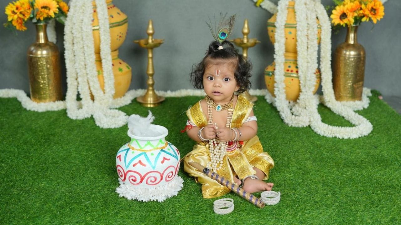 ಮುದ್ದು ಕೃಷ್ಣ: ಚಾರ್ವಿ ಎಸ್,
ತಾಯಿಯ ಹೆಸರು: ರಂಜಿತಾ ಡಿ ಎಸ್,
ತಂದೆಯ ಹೆಸರು: ಸಾಯಿಕುಮಾರ್ ಎನ್
ಸ್ಥಳ: ಎಲ್ ಜಿ ಹಳ್ಳಿ, ಕುಂದಾಣ (ಎಚ್) ದೇವನಹಳ್ಳಿ, ಬೆಂಗಳೂರು